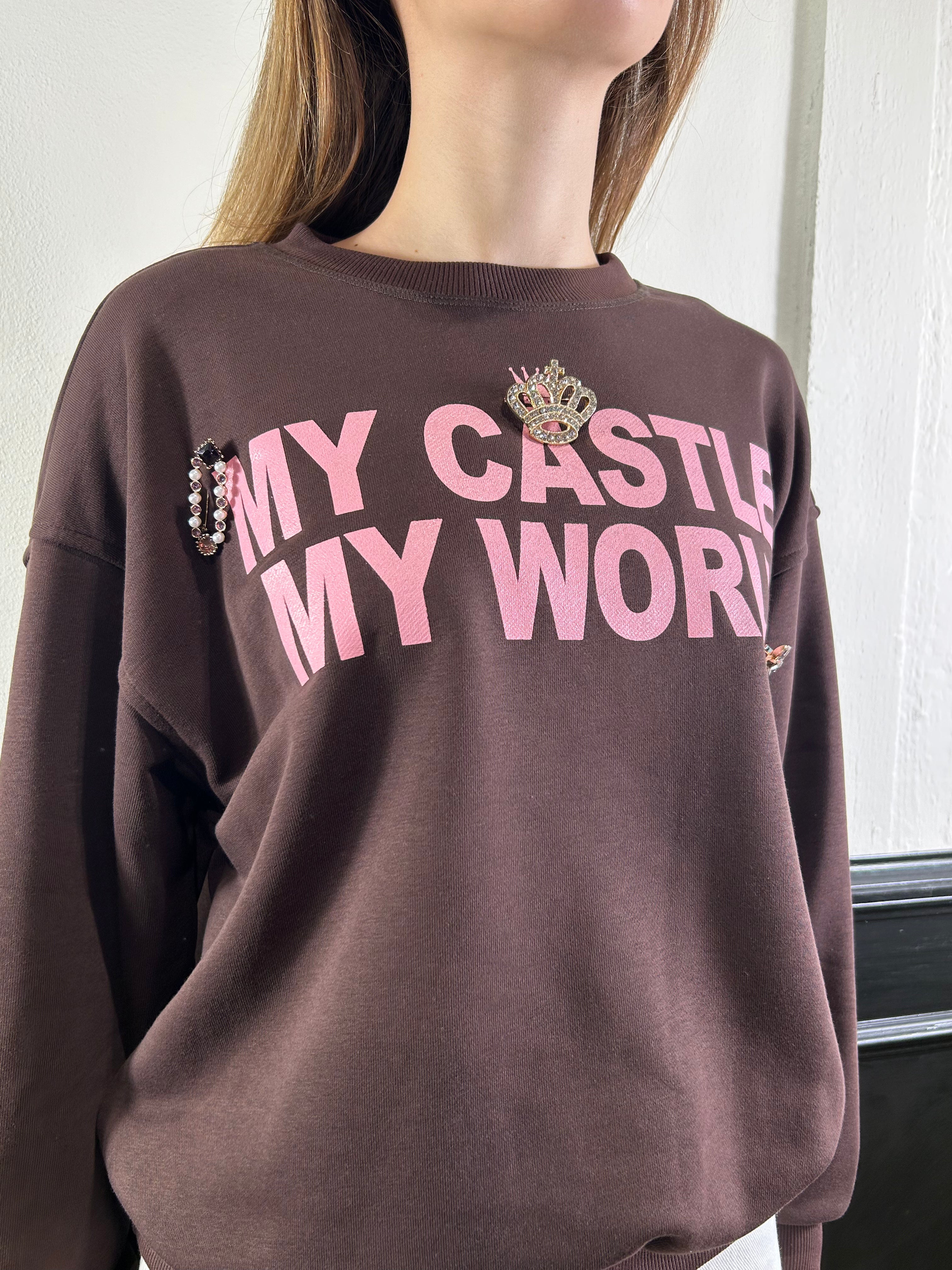 Felpa marrone con scritta rosa
