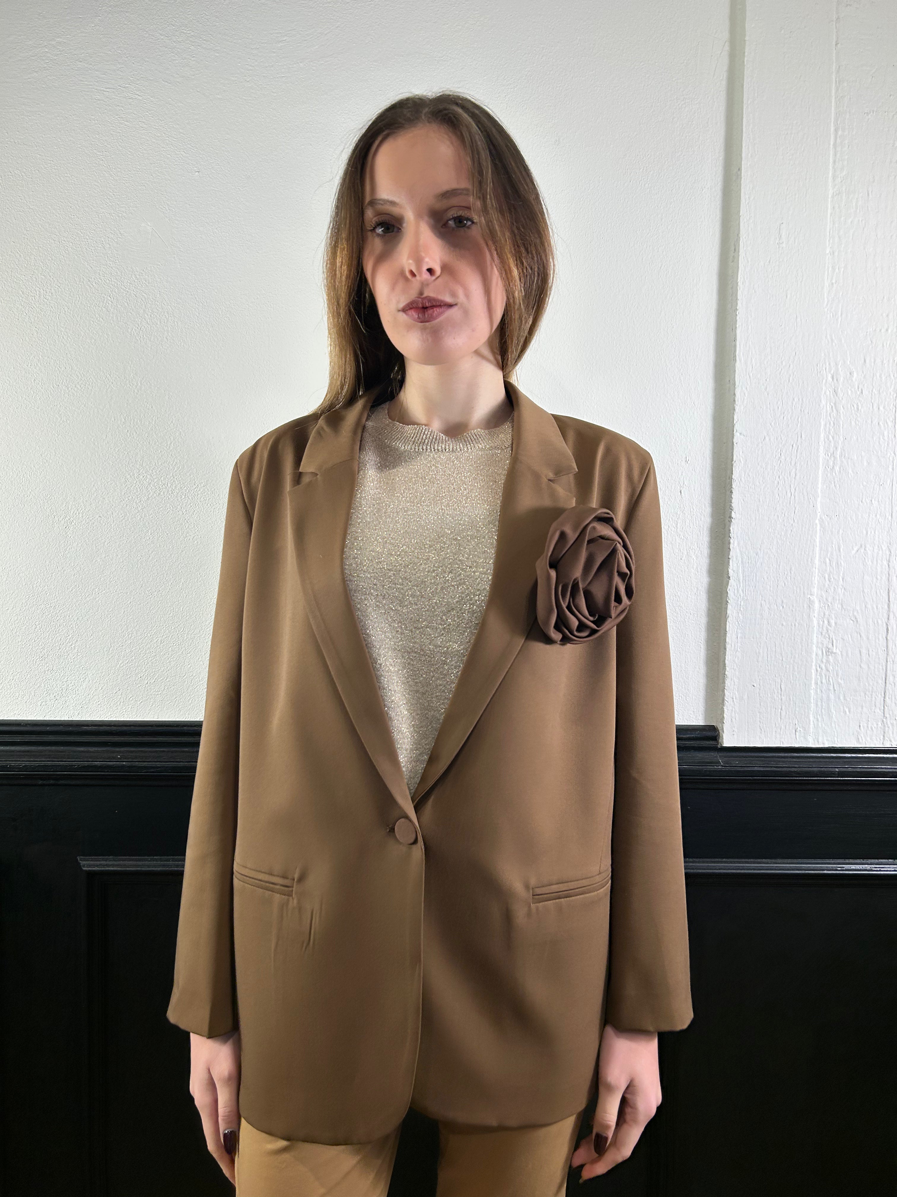 Giacca over con spilla fiore tabacco