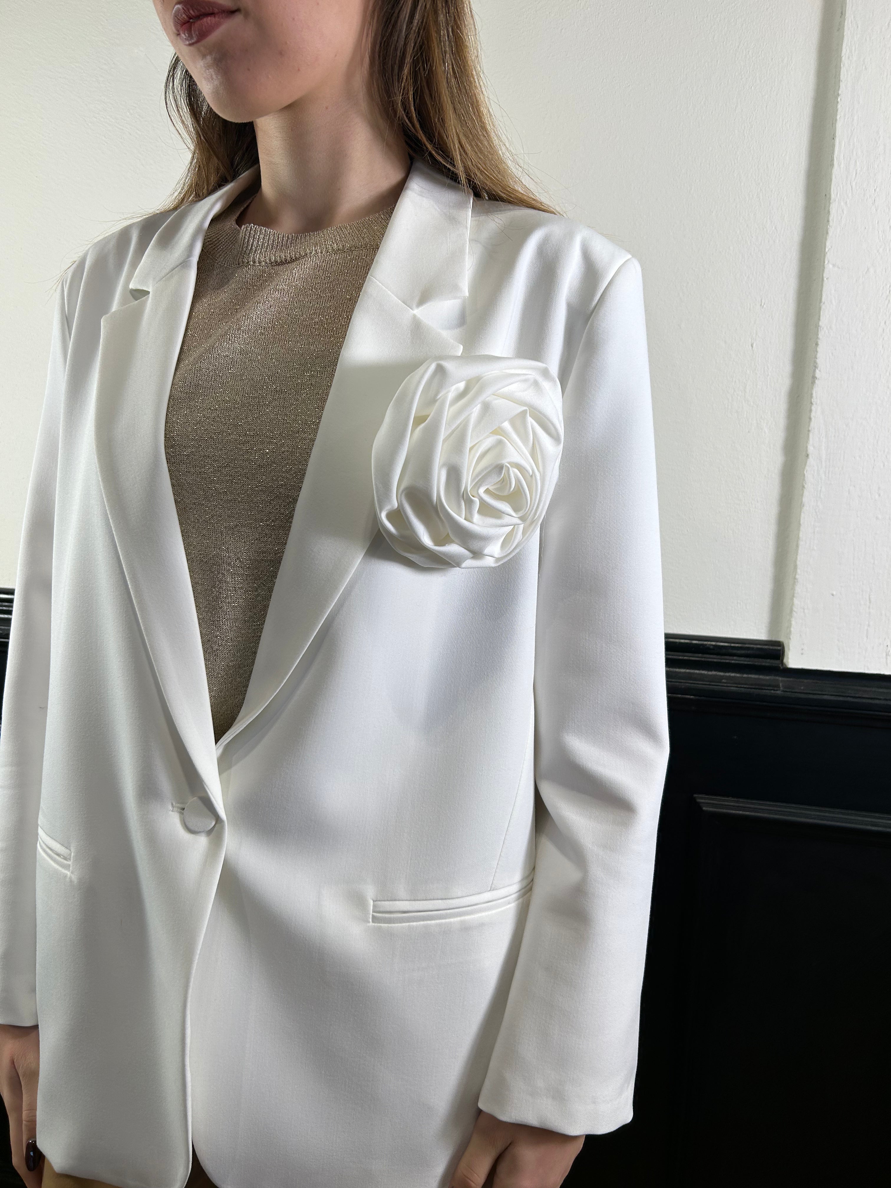 Giacca over con spilla fiore bianca