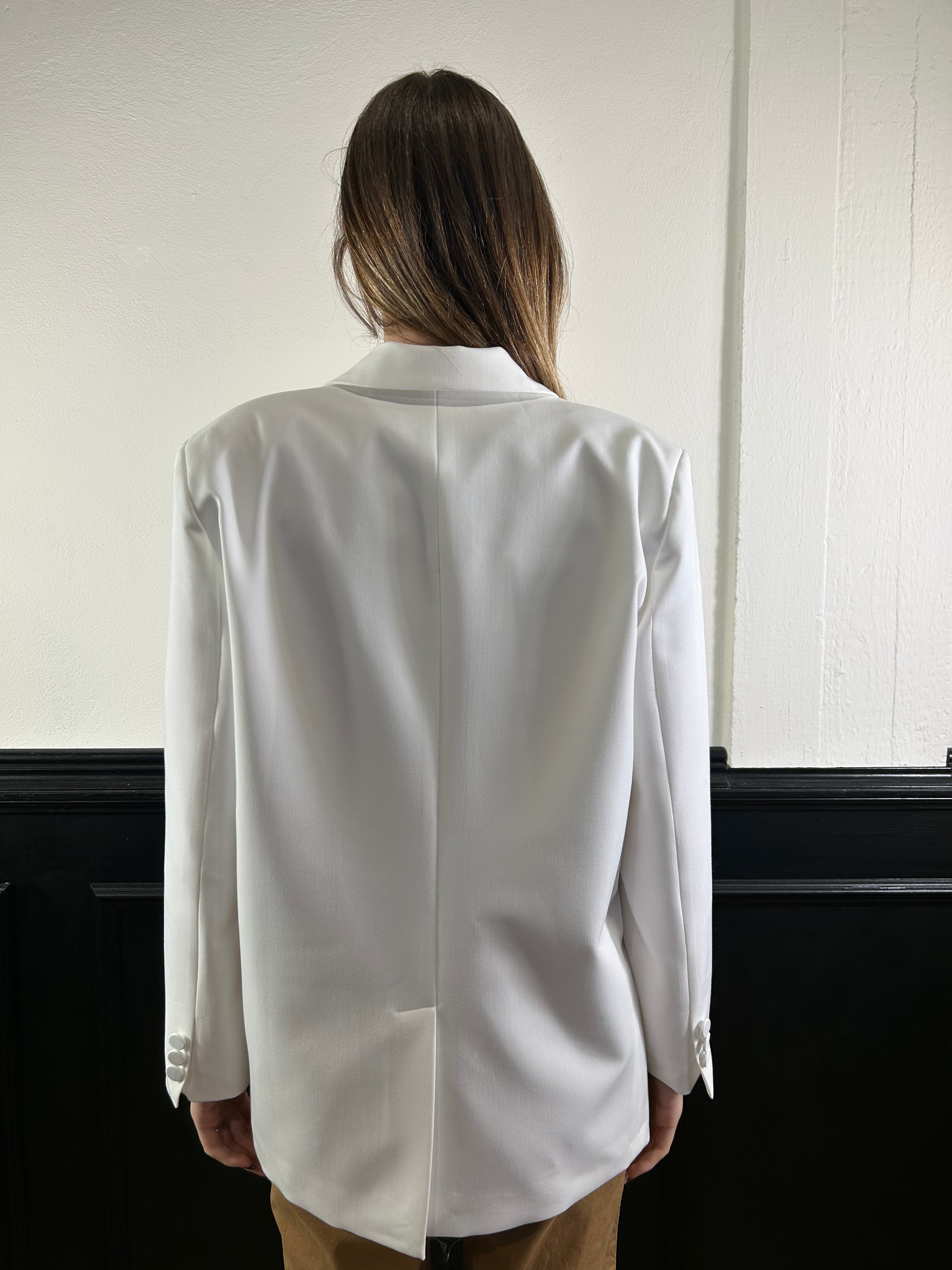 Giacca over con spilla fiore bianca