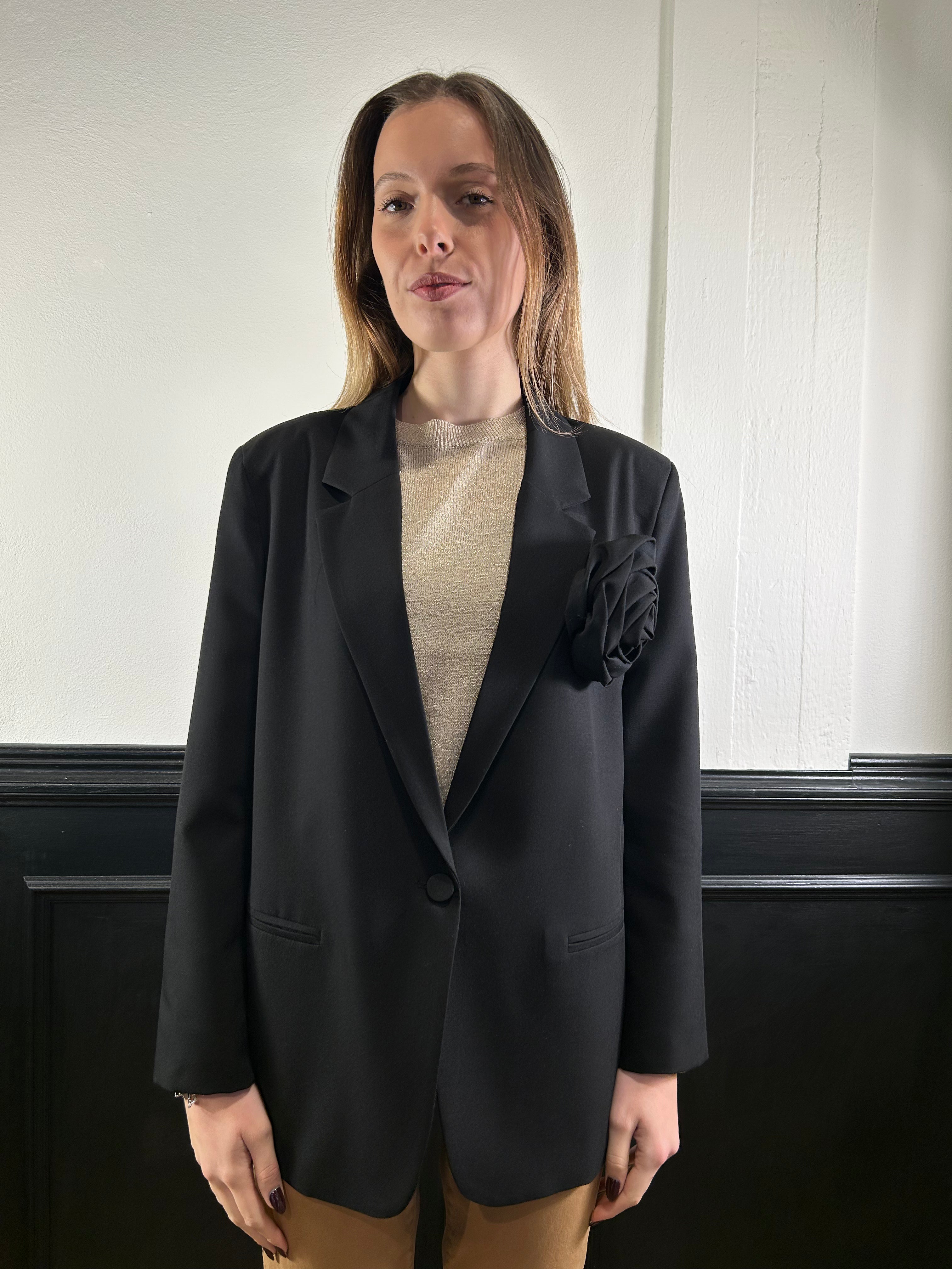 Giacca over con spilla fiore nera