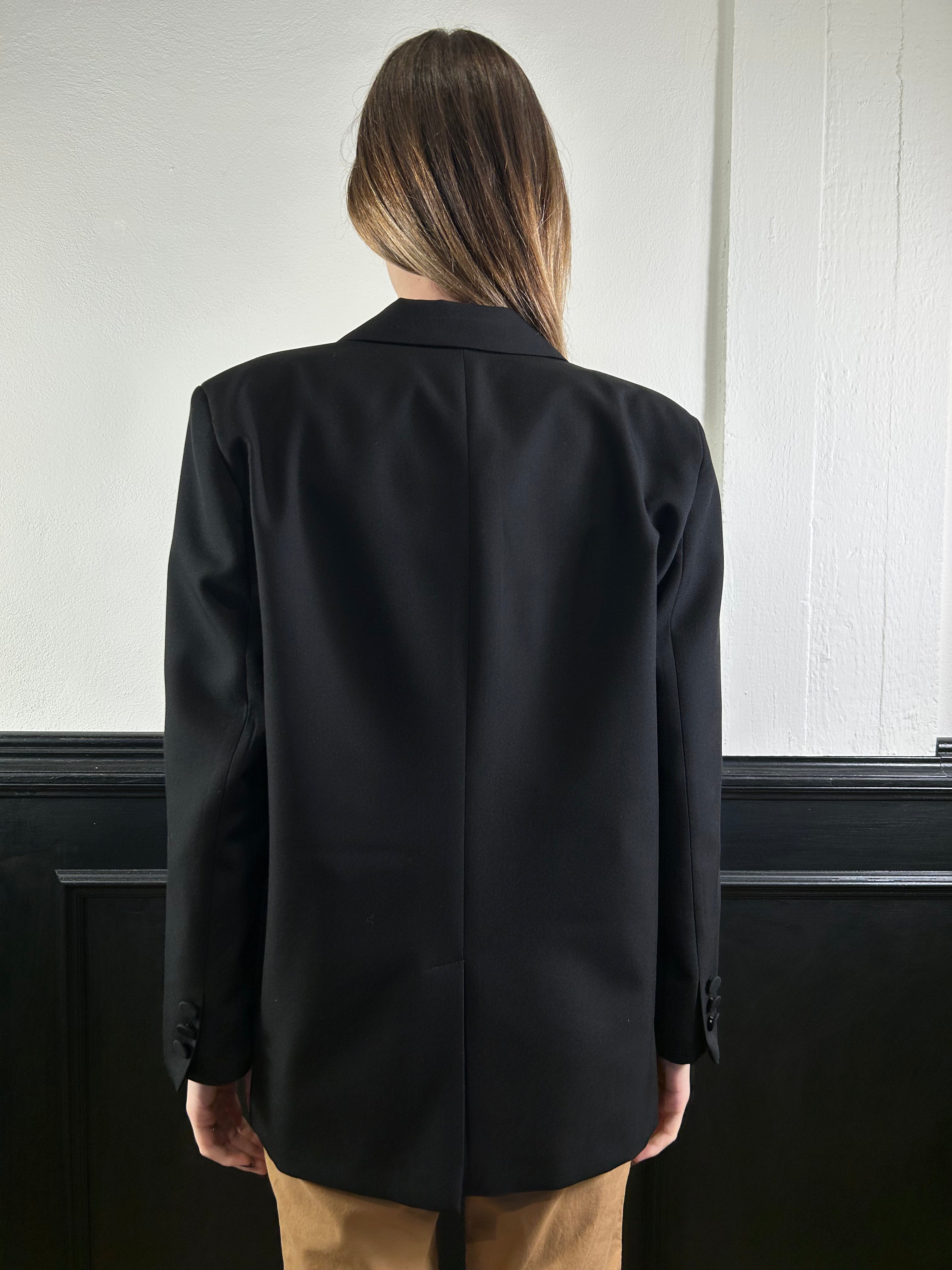 Giacca over con spilla fiore nera