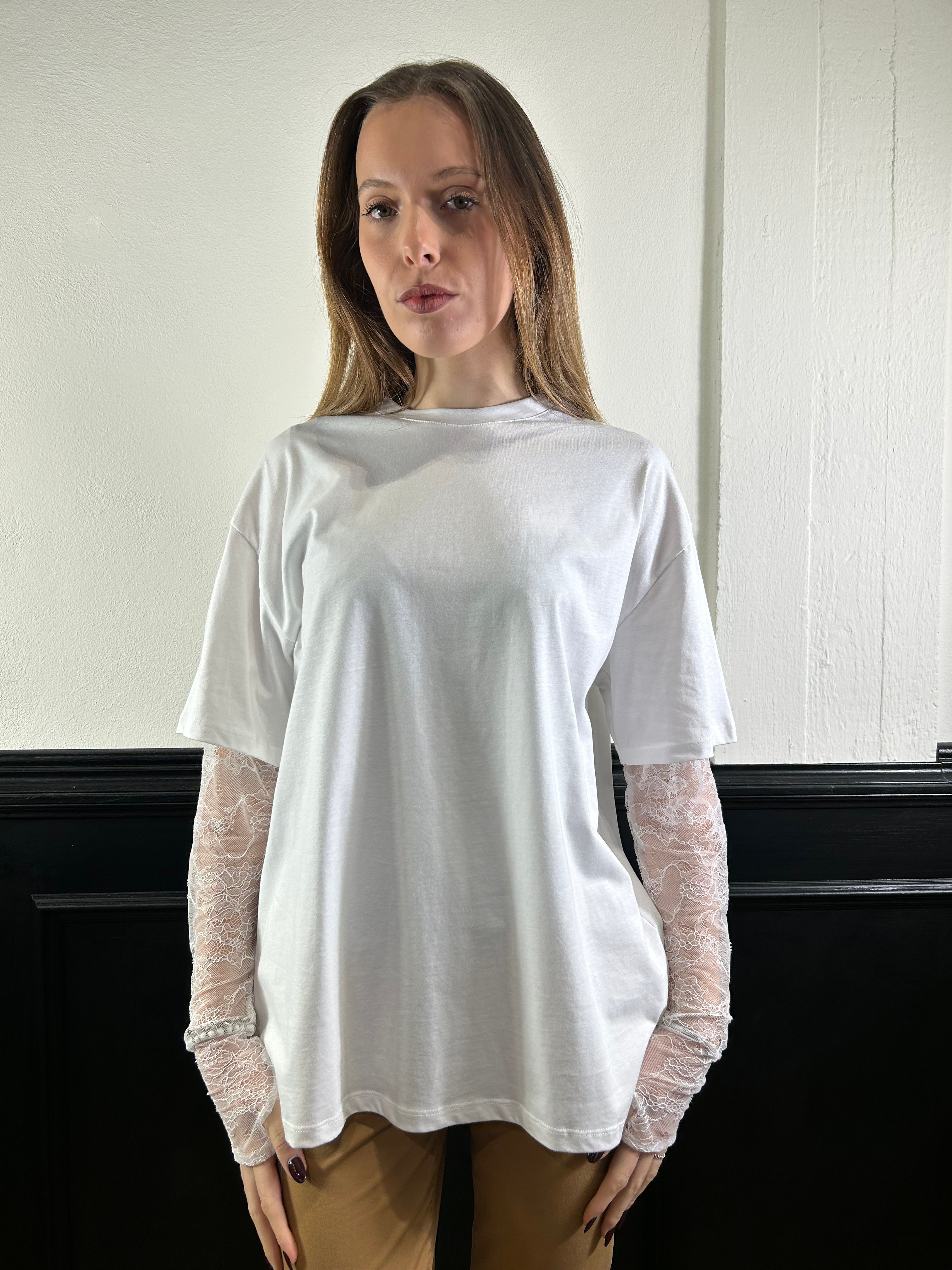T-shirt con maniche in pizzo bianca