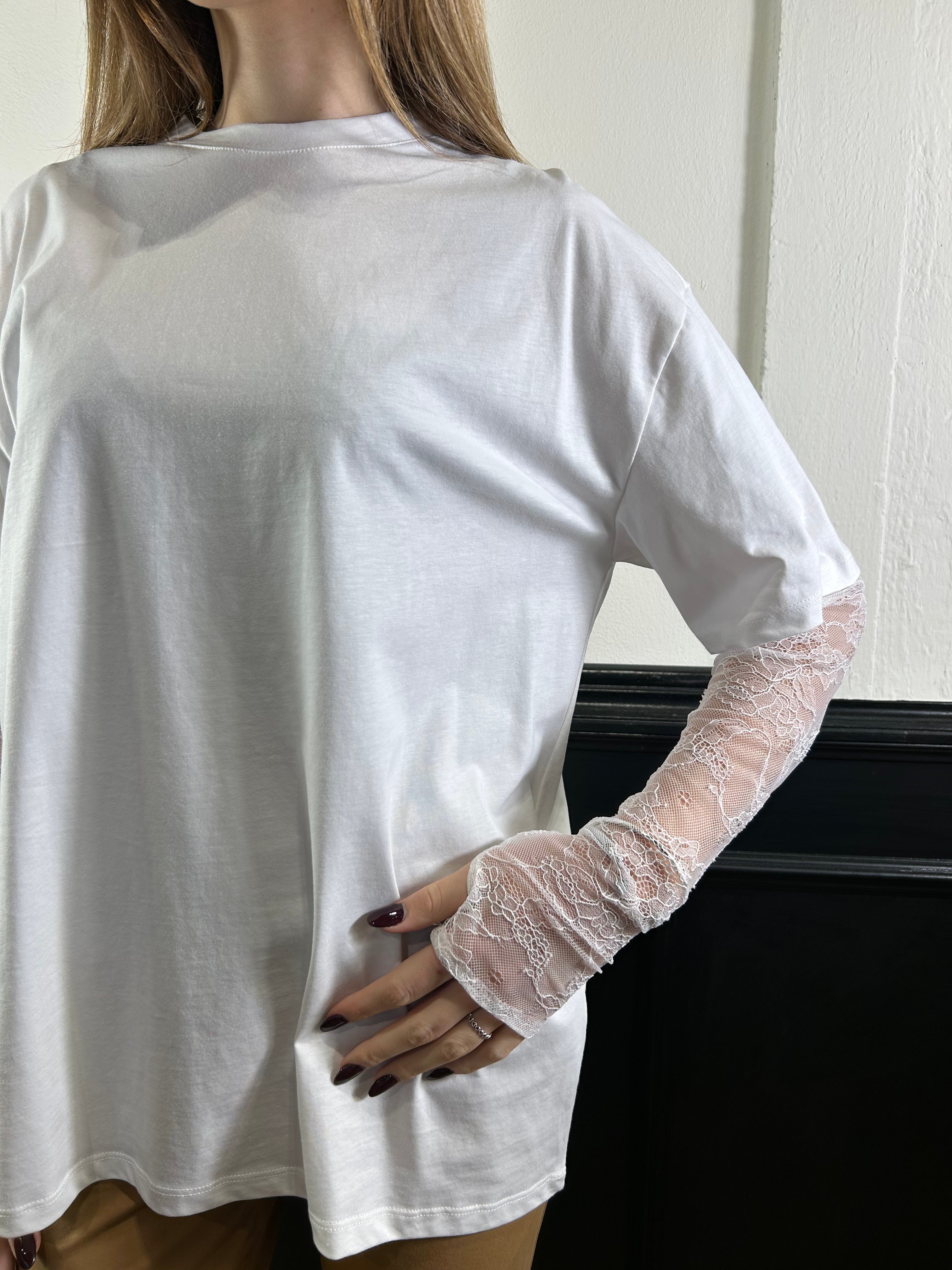 T-shirt con maniche in pizzo bianca
