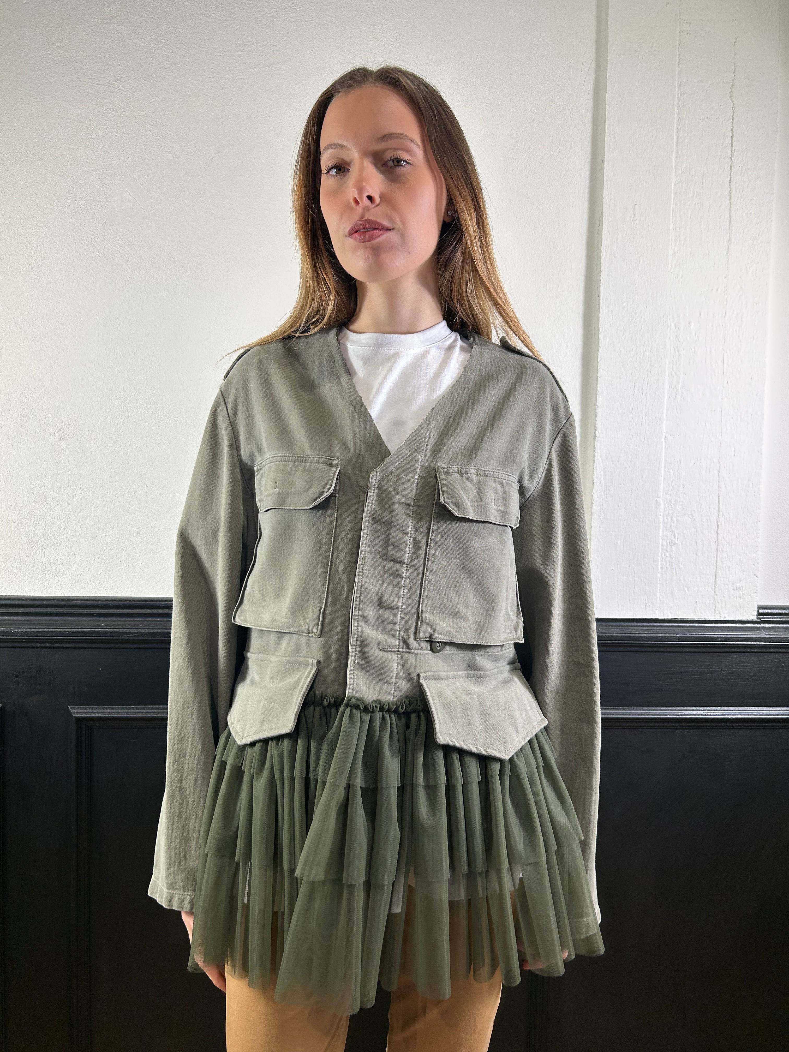 Sahariana verde militare dettaglio tulle sul fondo