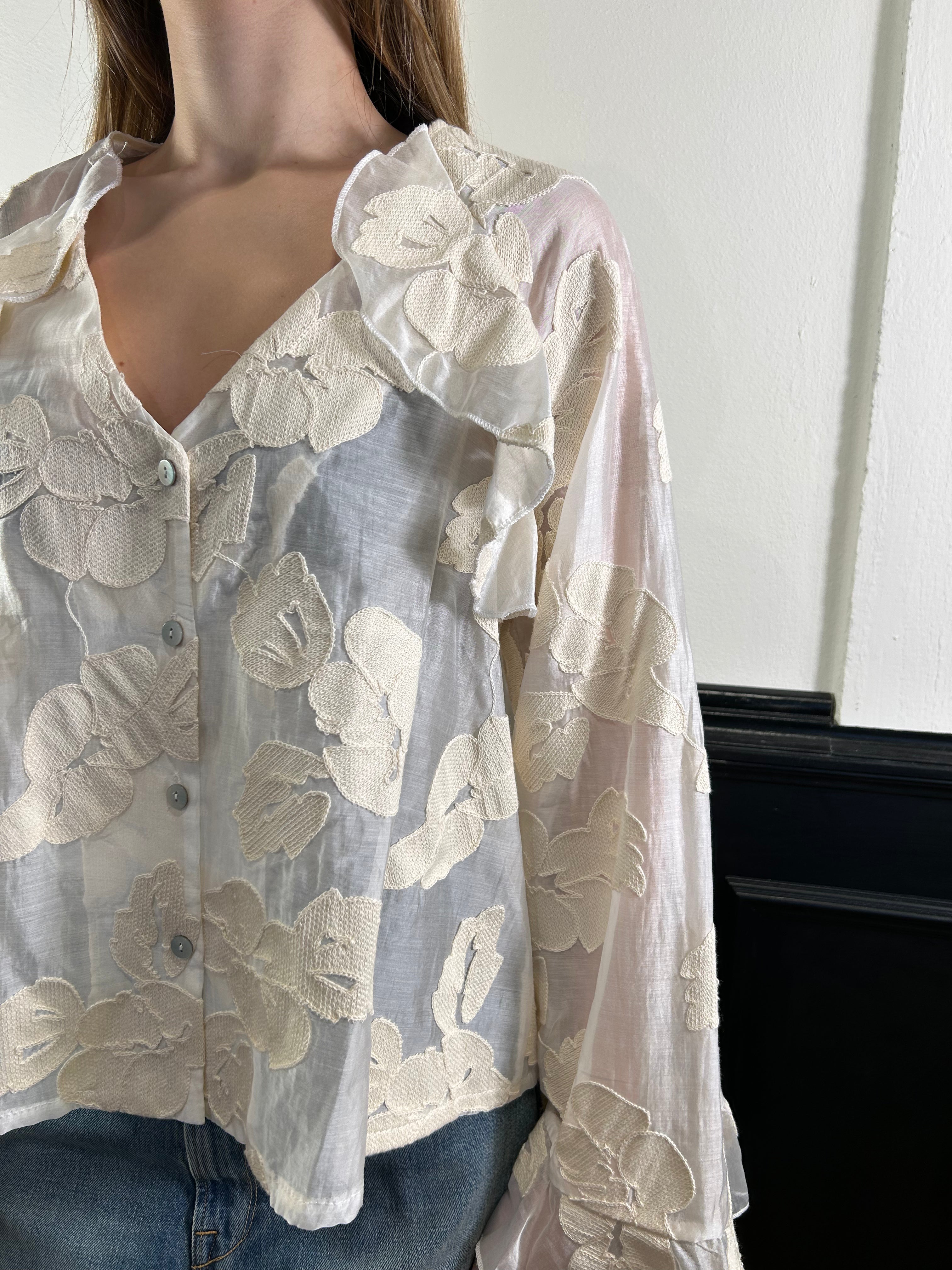 Camicia ricamata manica scampanata