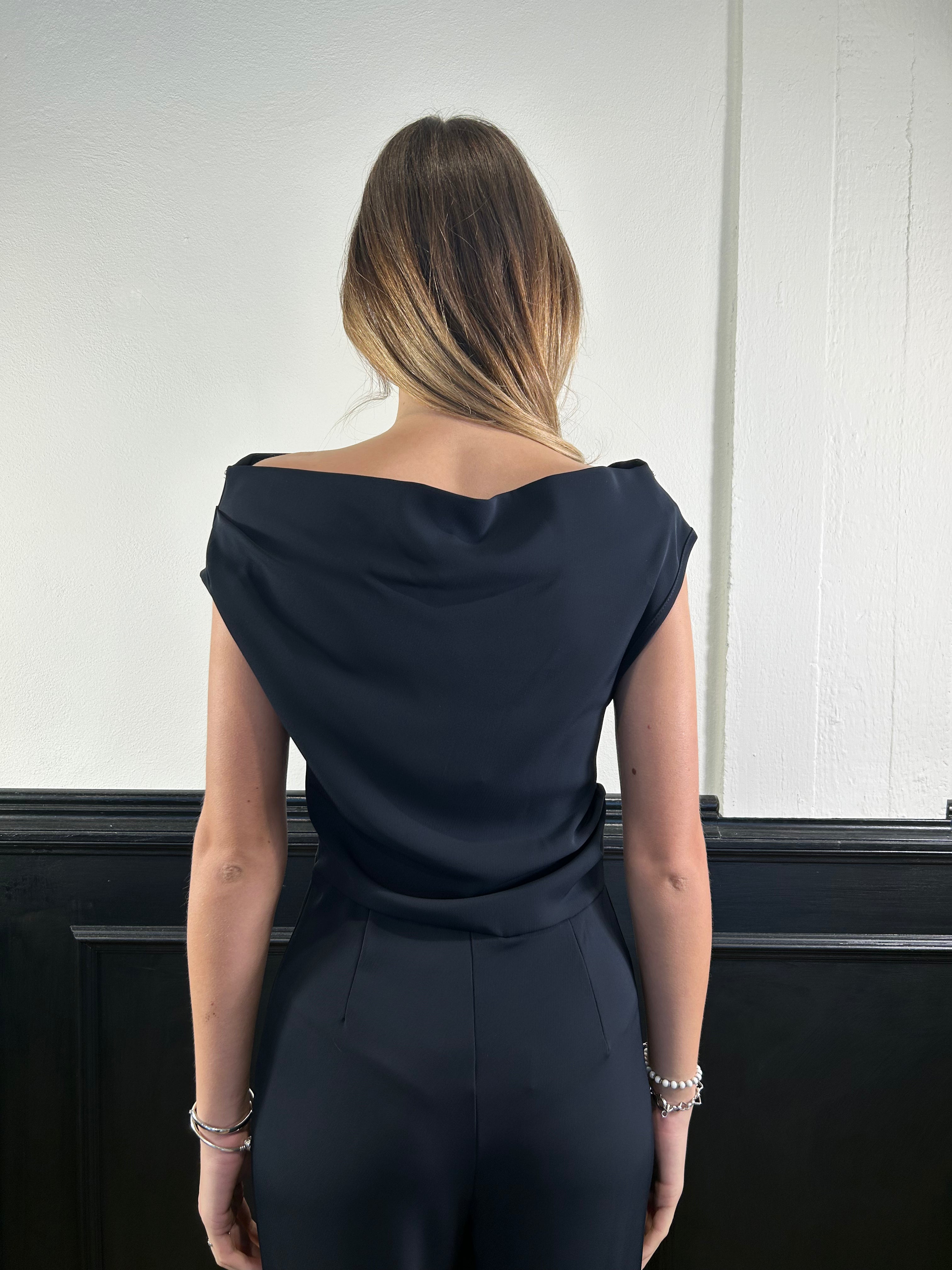 Tuta scollo a barca nera