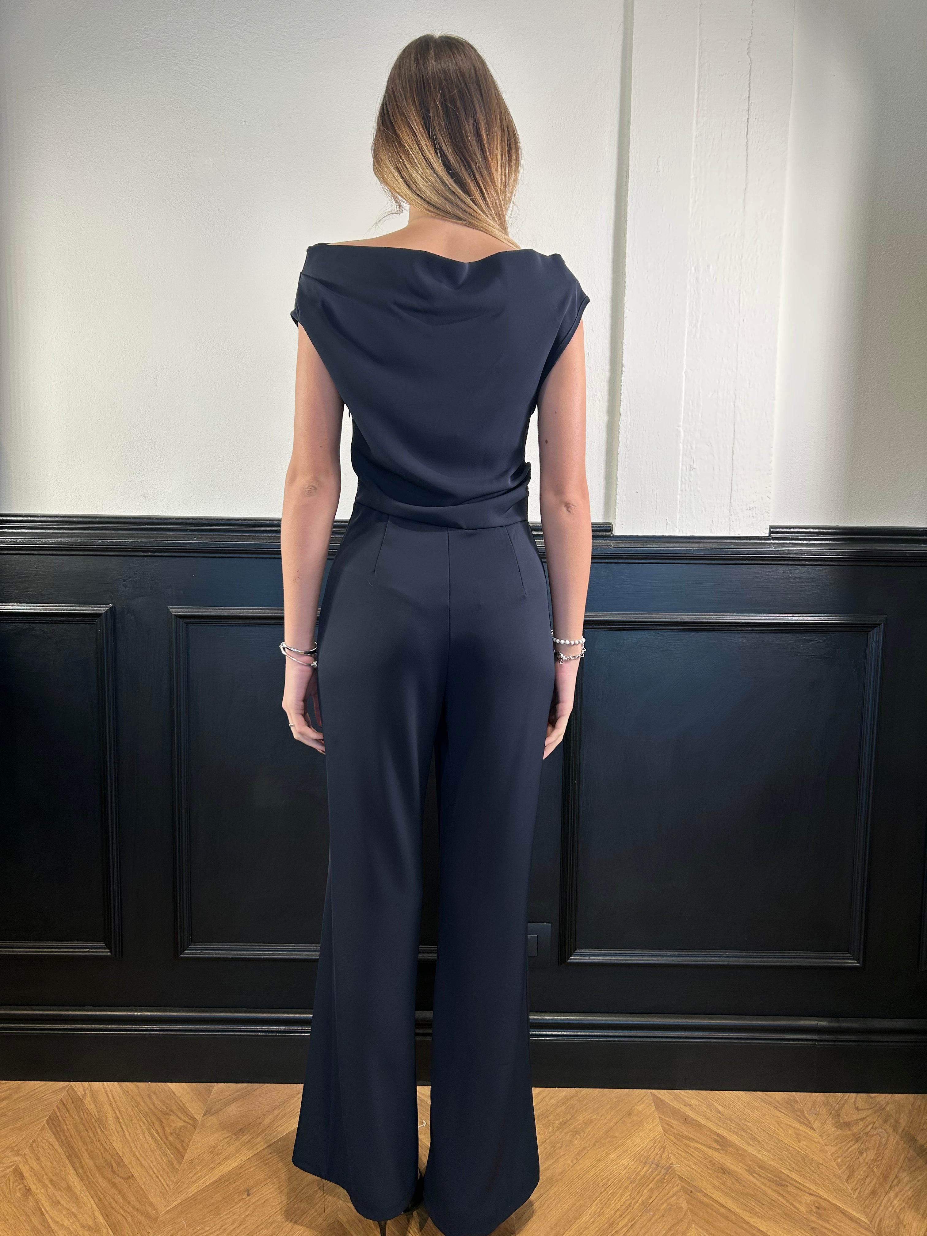 Tuta scollo a barca nera