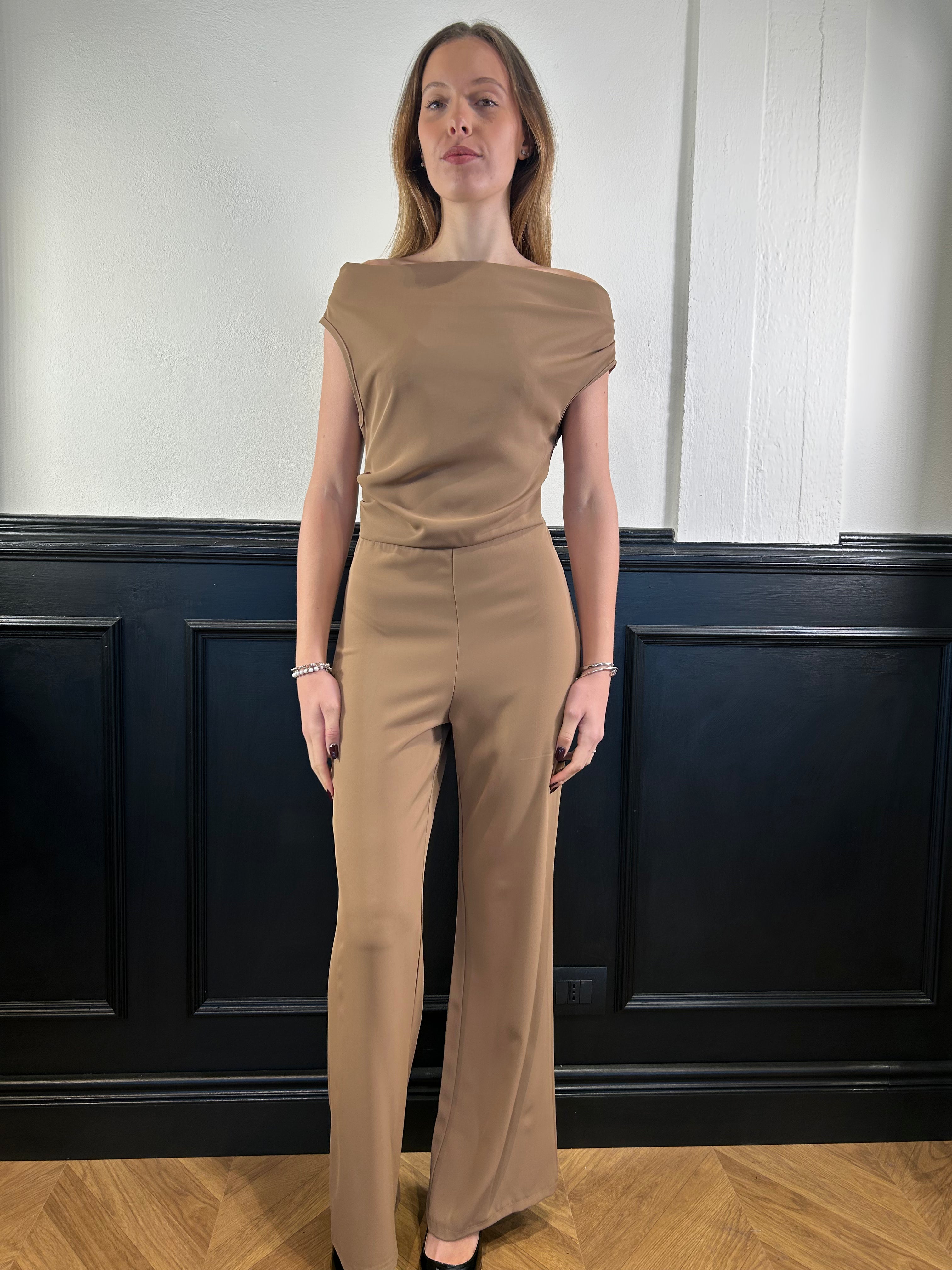 Tuta con scollo a barca caramel