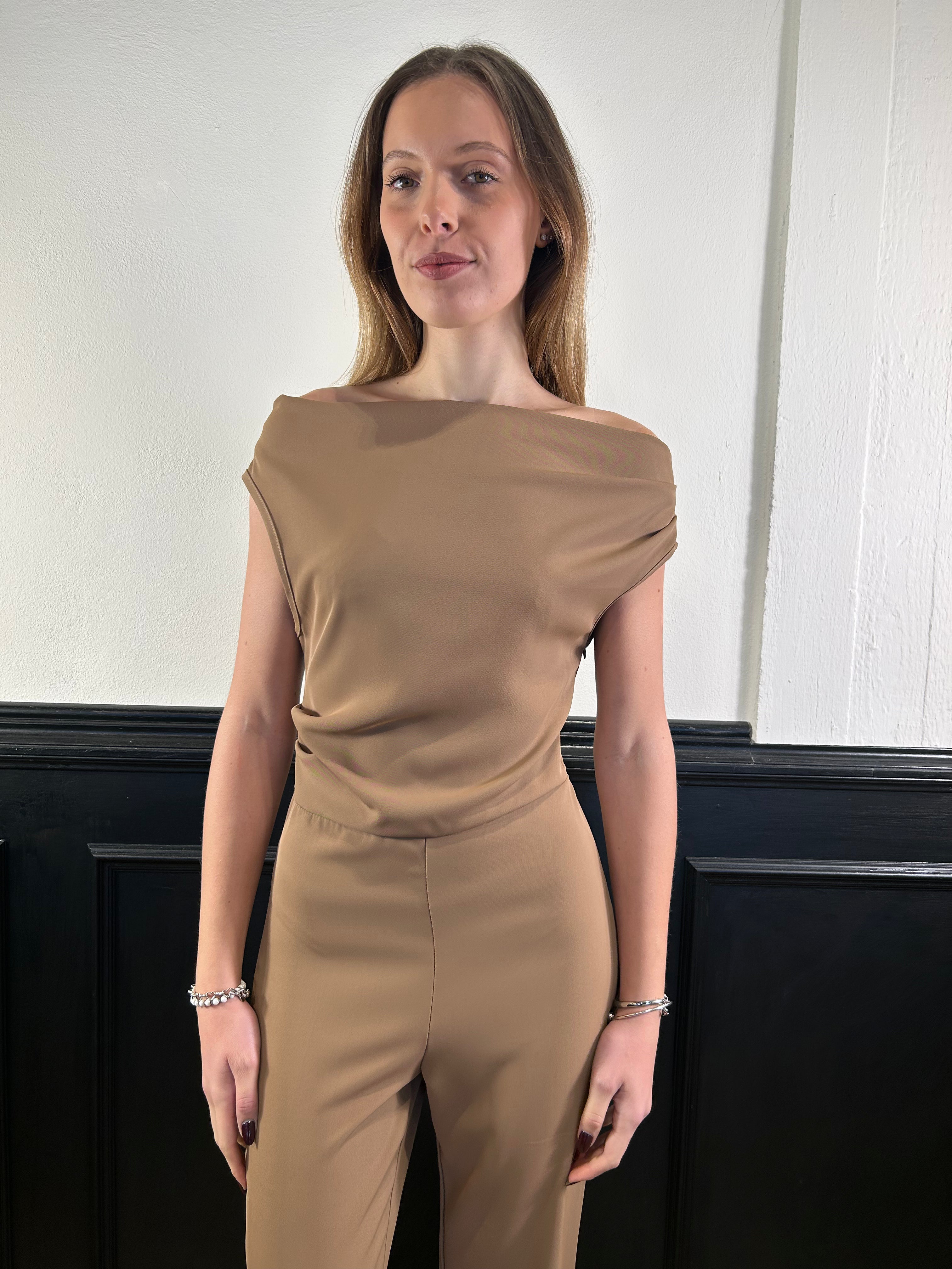 Tuta con scollo a barca caramel