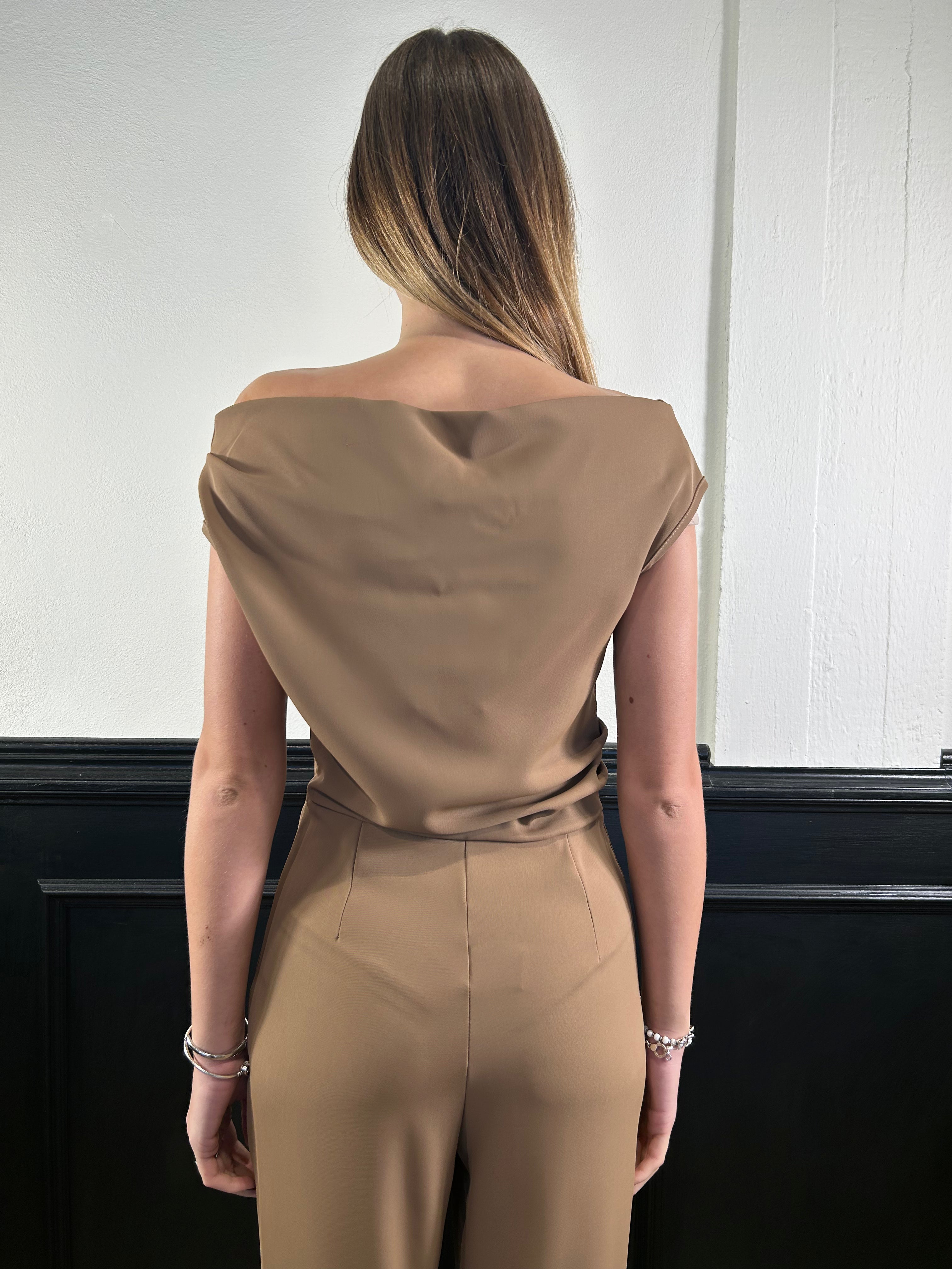 Tuta con scollo a barca caramel