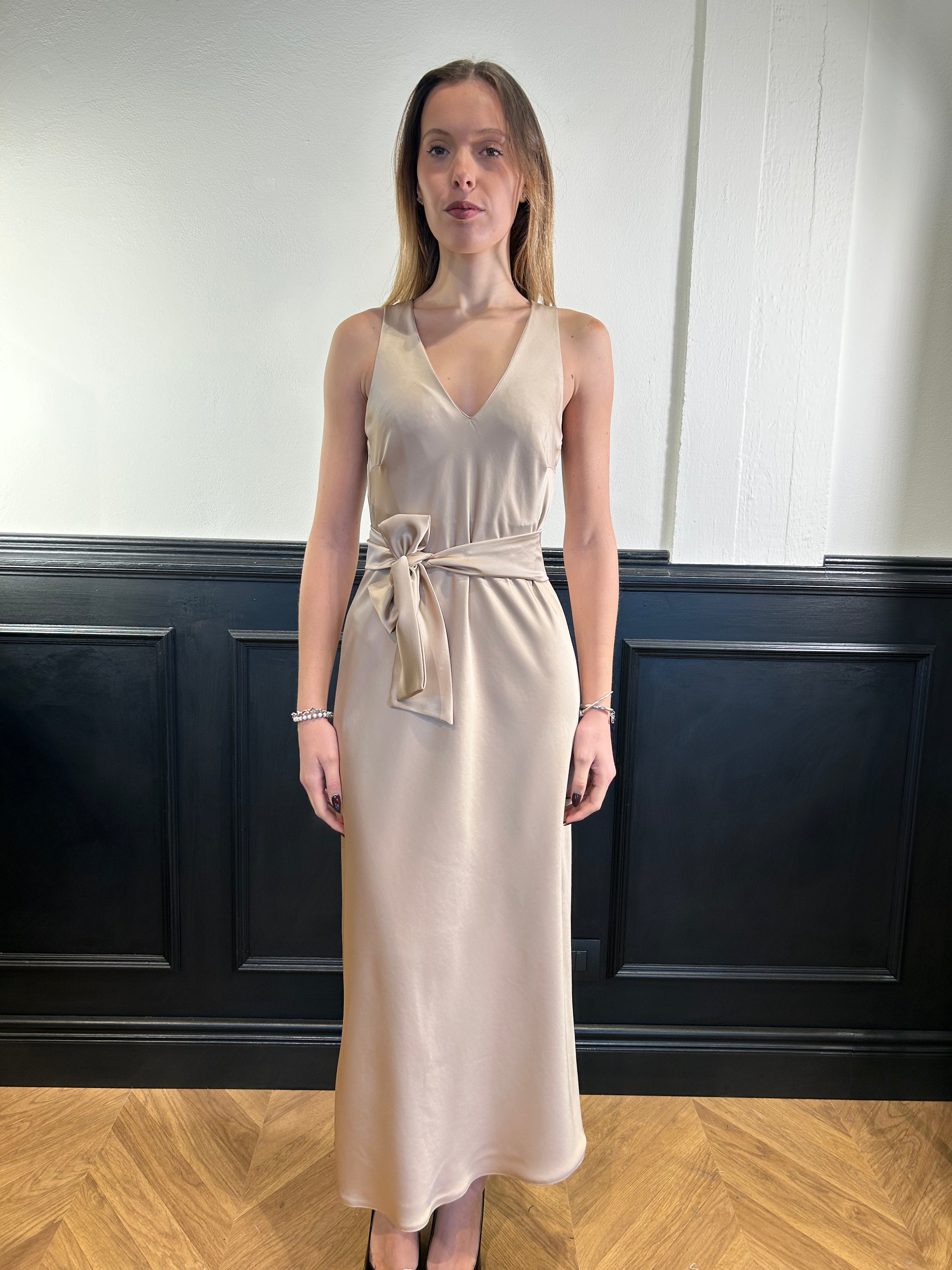 Abito in satin sabbia