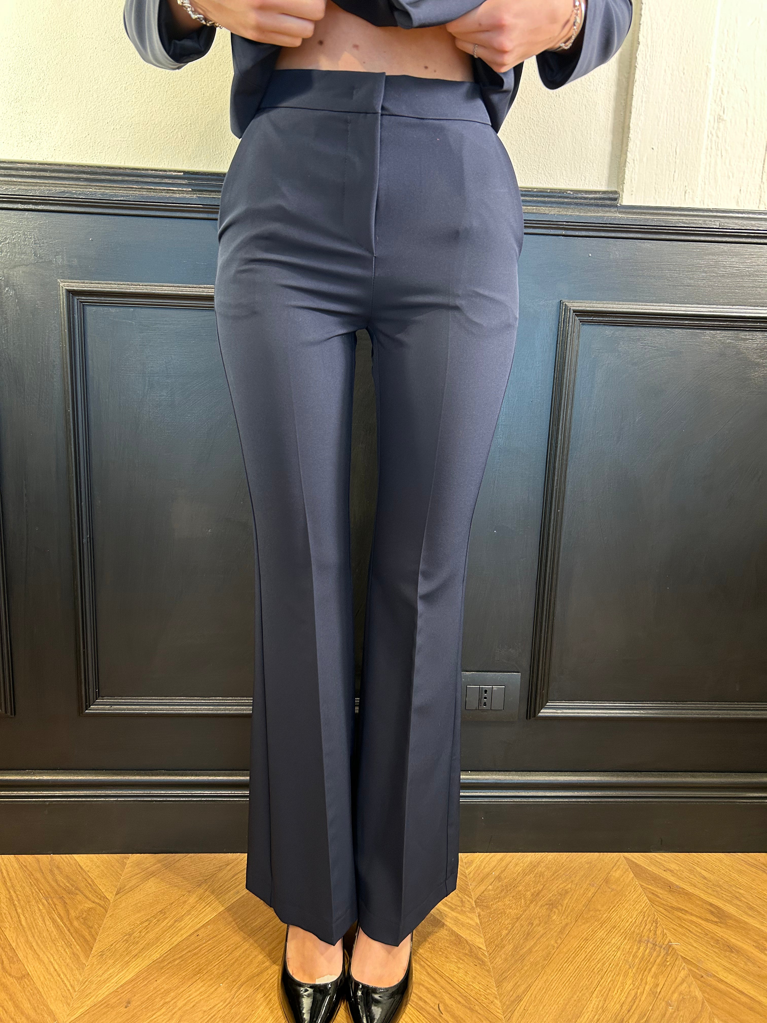 Tailleur giacca doppiopetto e pantalone scampanato blu