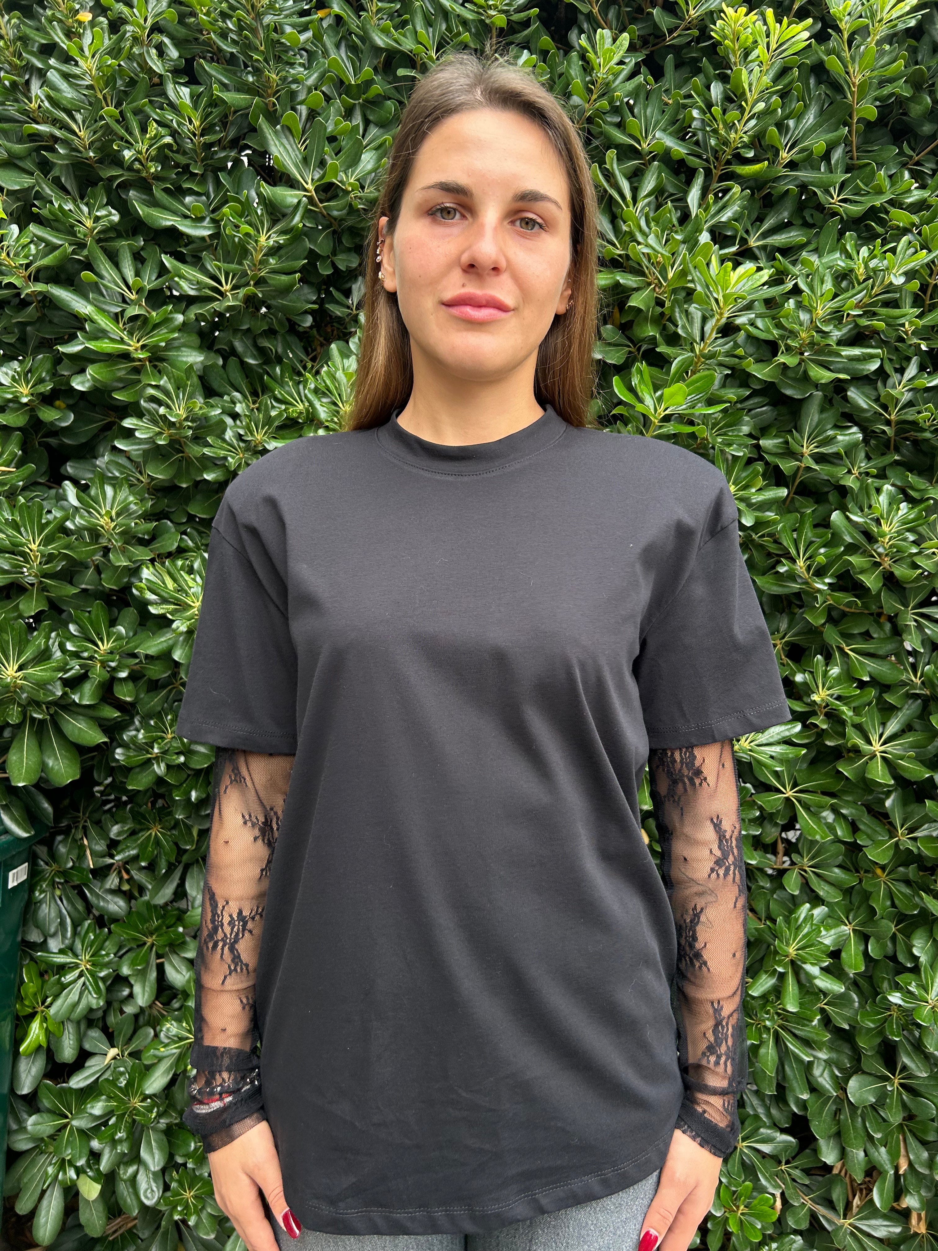 T-shirt con maniche in pizzo