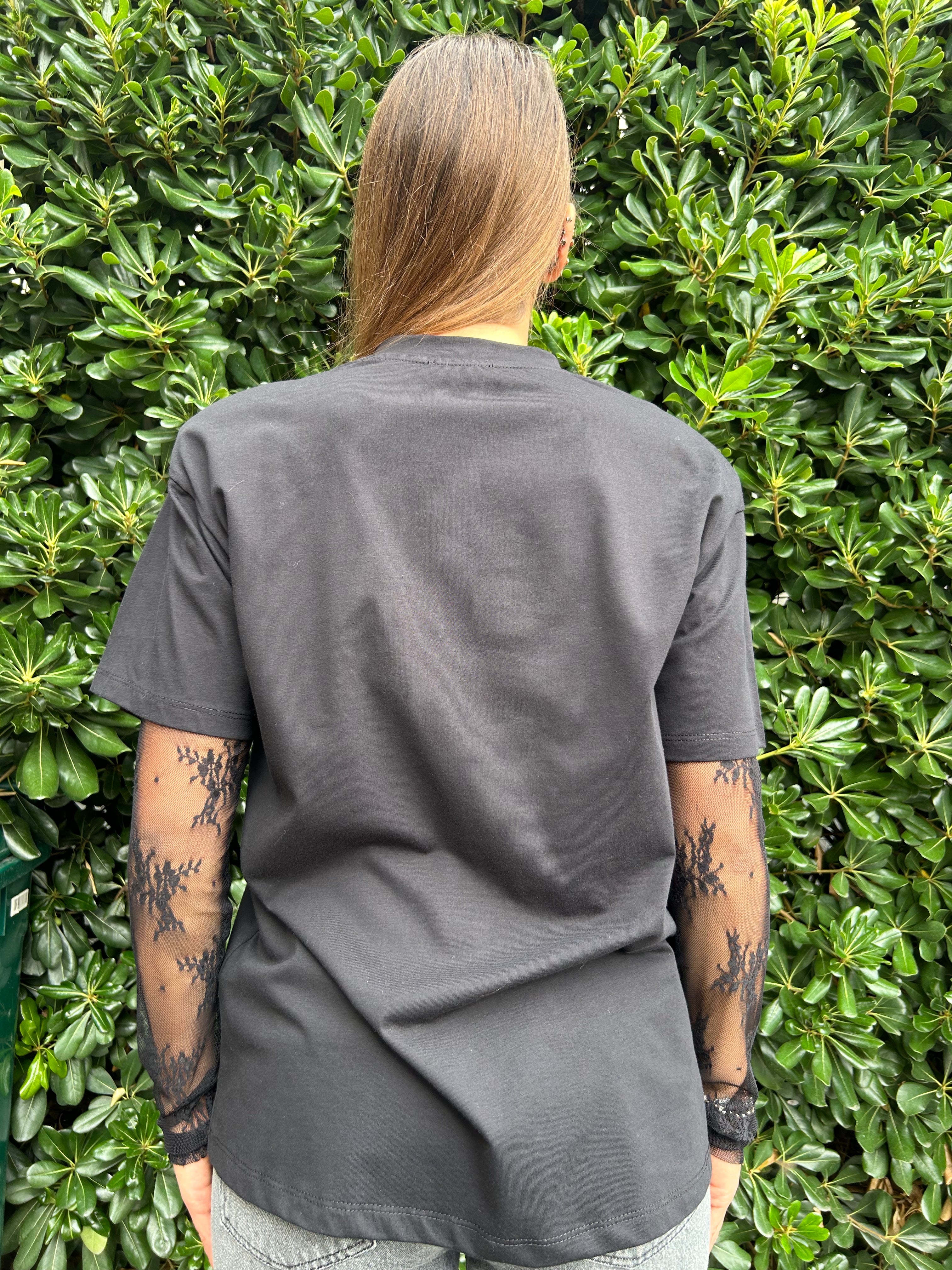 T-shirt con maniche in pizzo