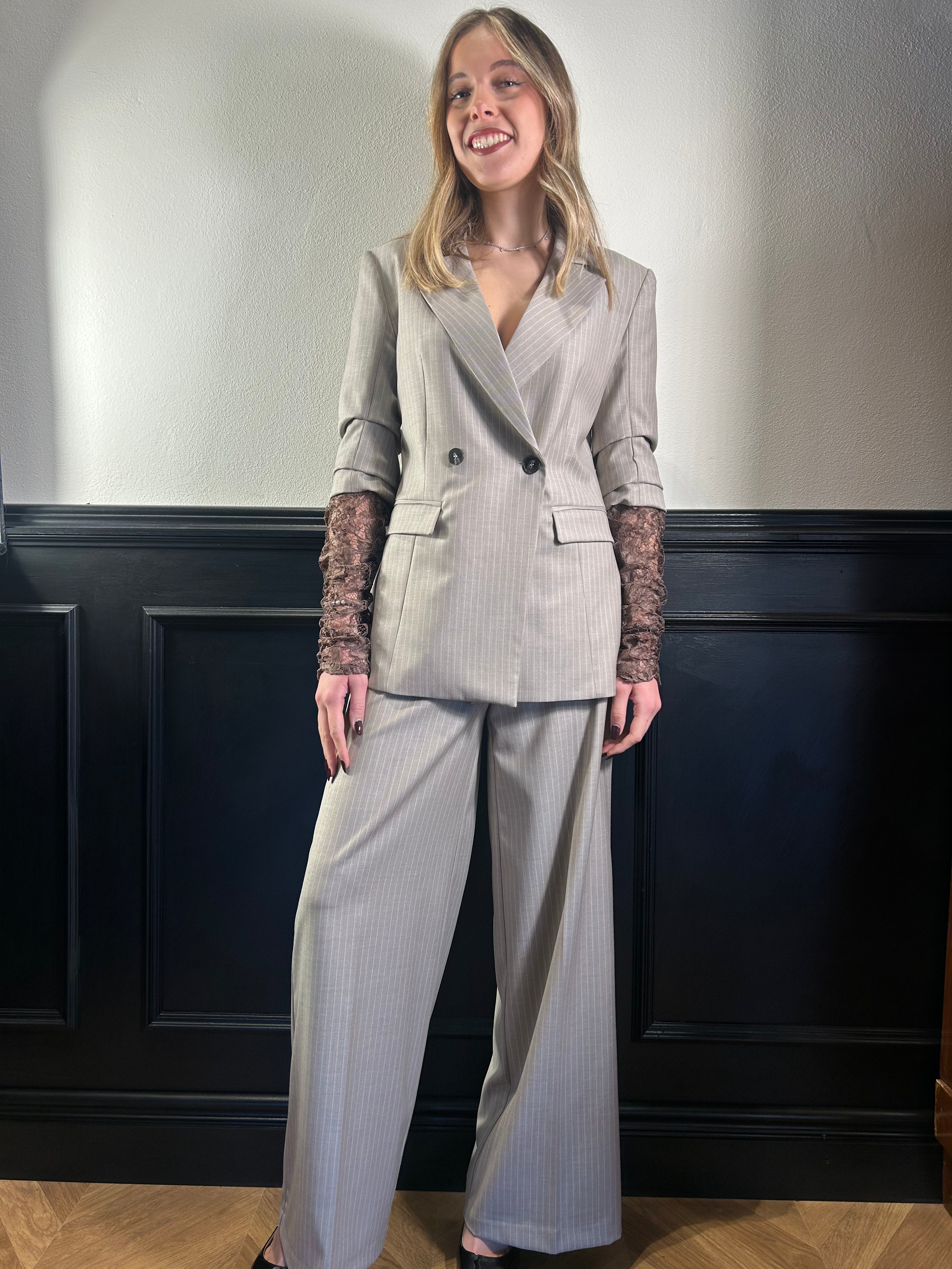 Tailleur gessato con giacca maniche in pizzo