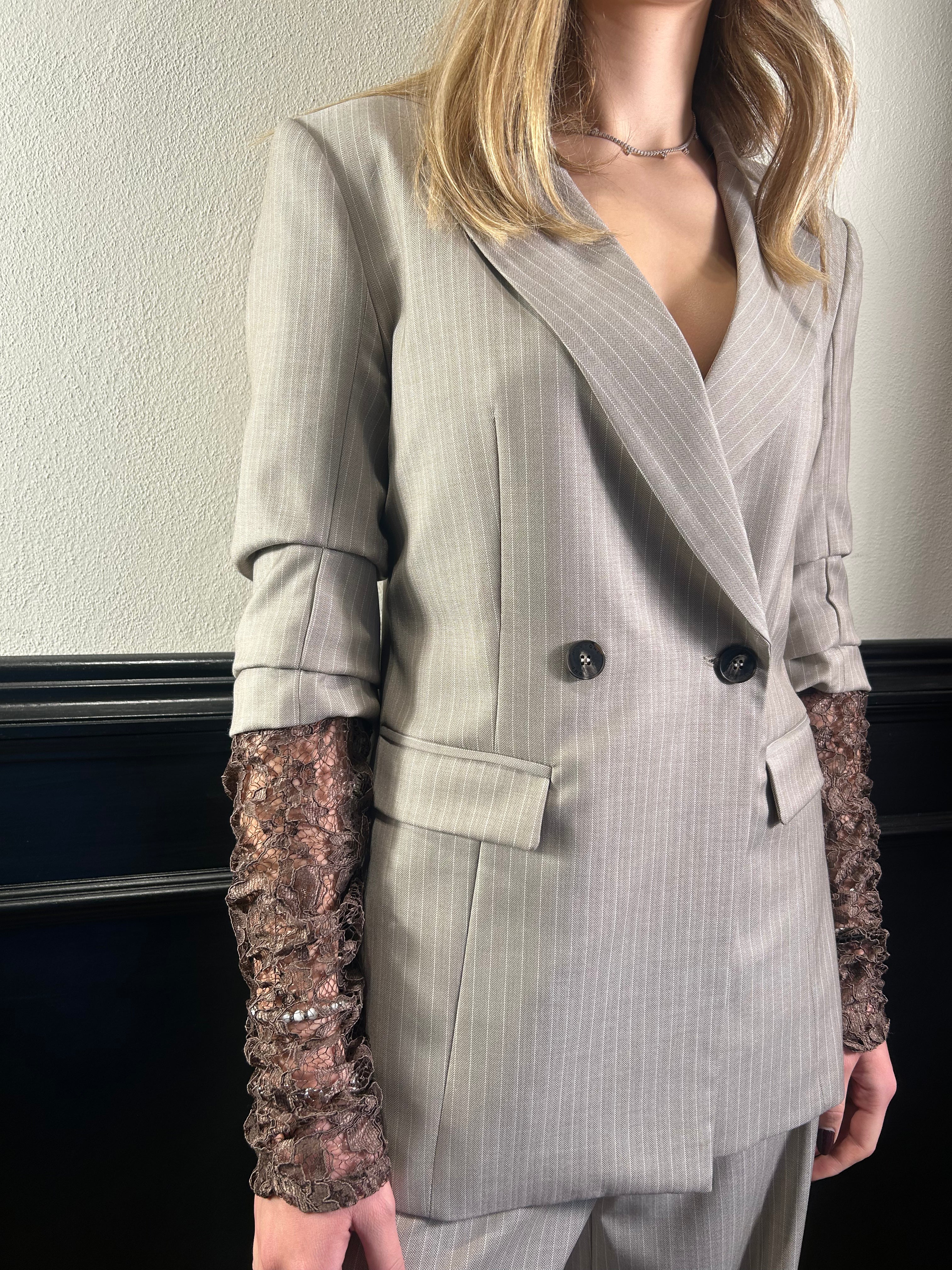 Tailleur gessato con giacca maniche in pizzo
