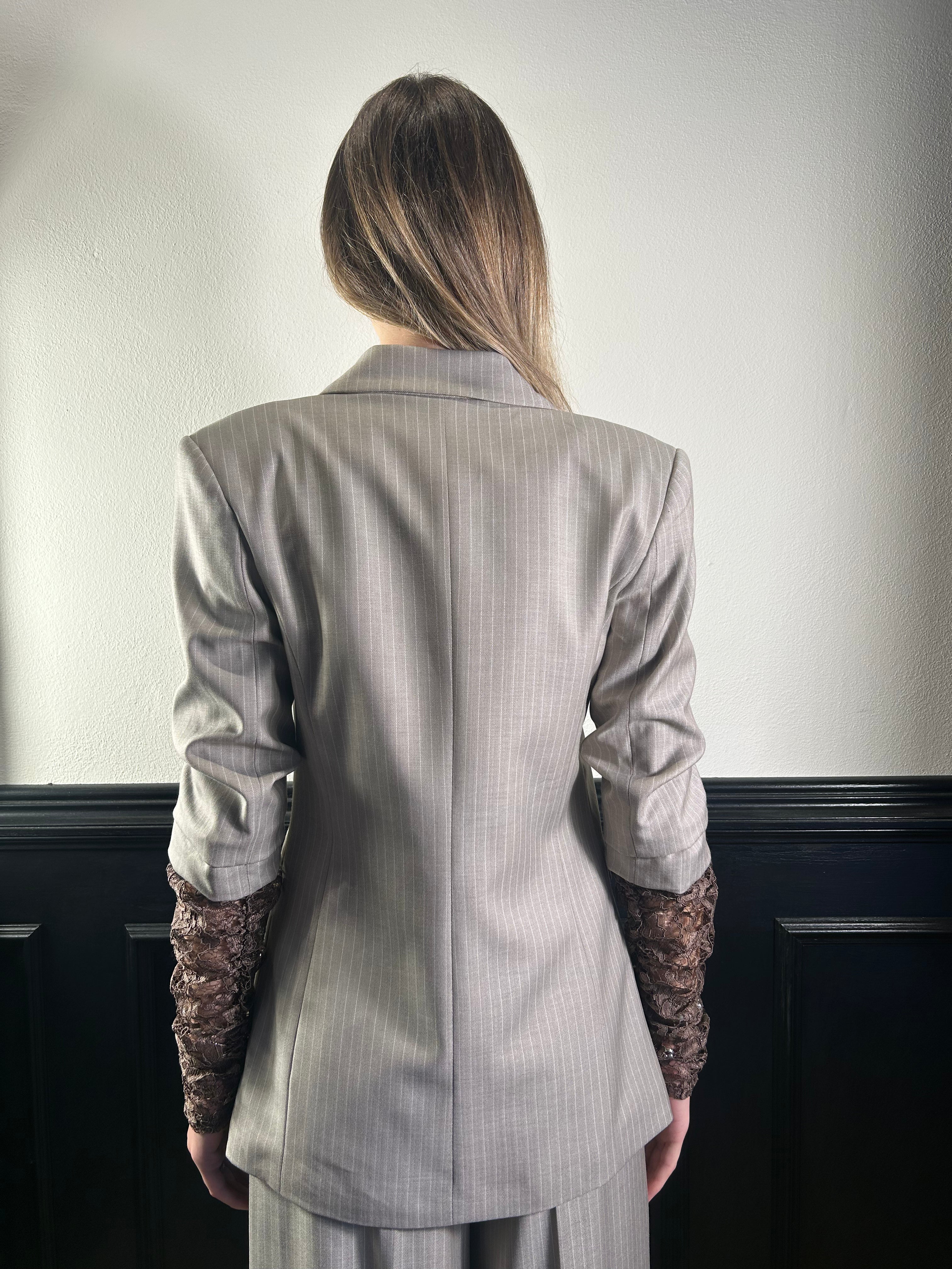 Tailleur gessato con giacca maniche in pizzo