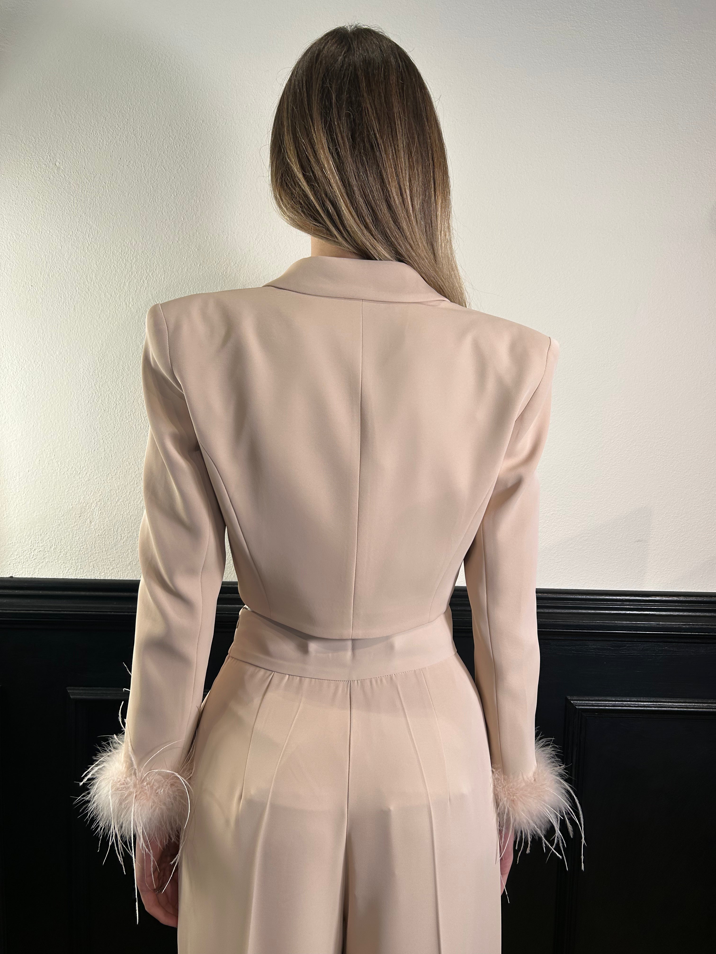 Tailleur giacca spencer con piume e pantalone palazzo sabbia