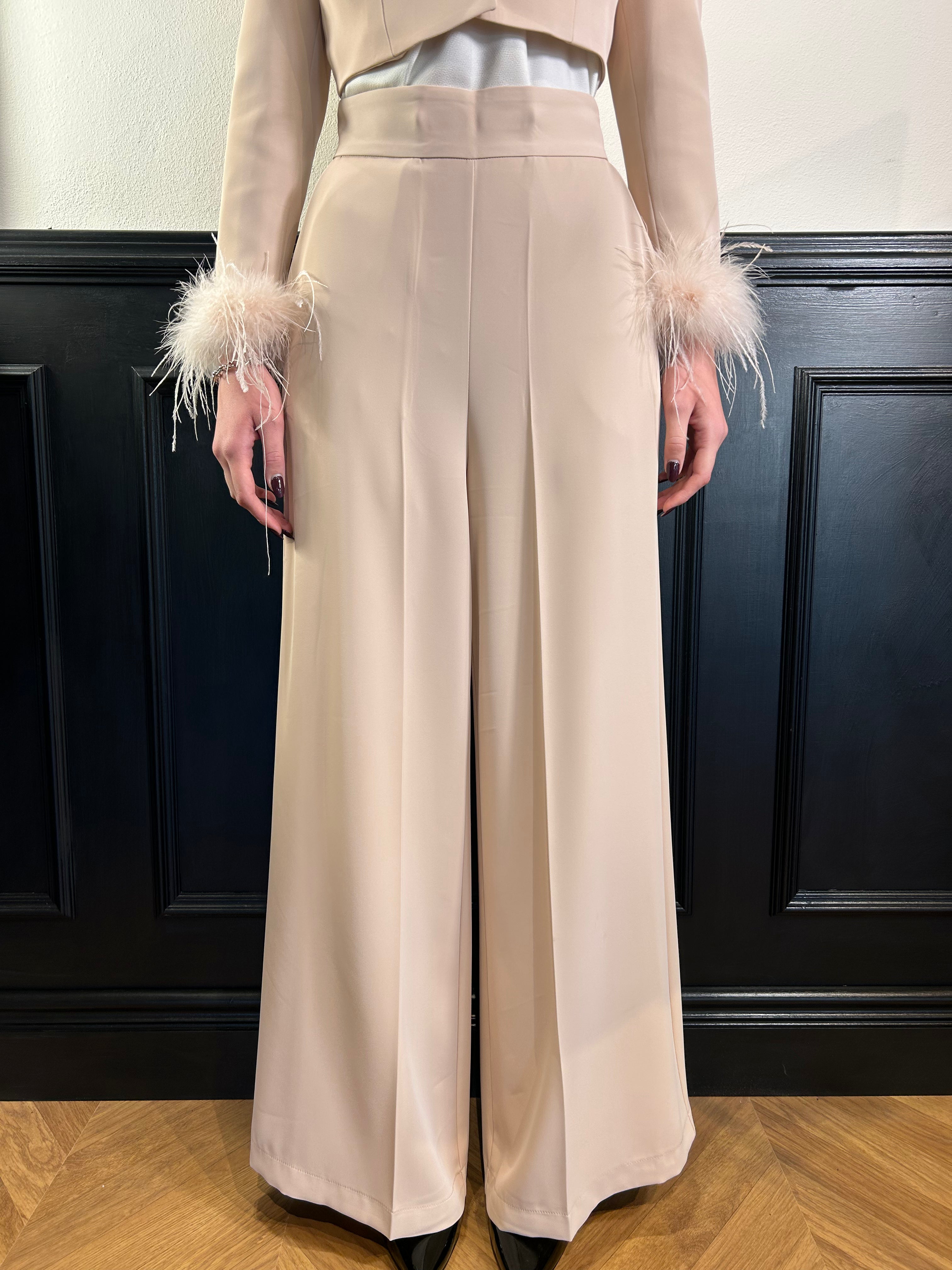 Tailleur giacca spencer con piume e pantalone palazzo sabbia