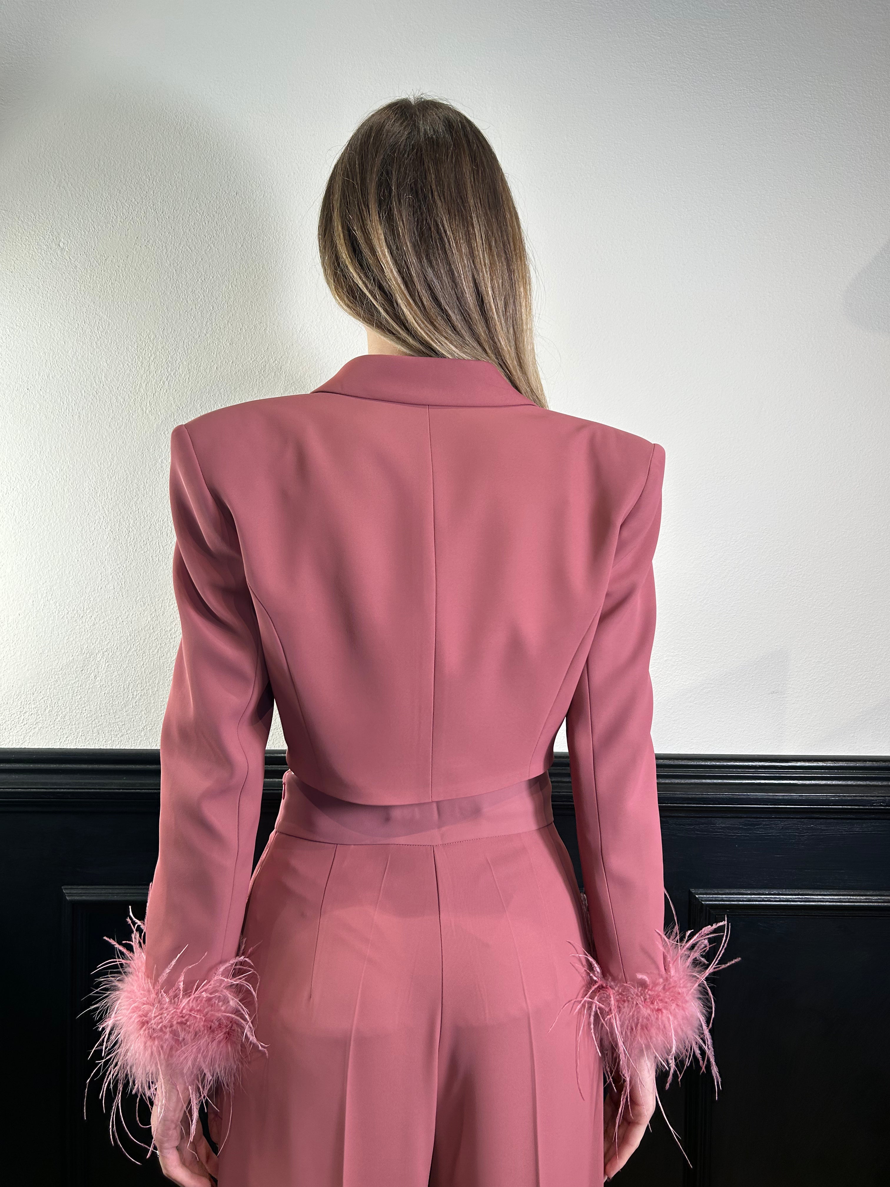Tailleur giacca spencer con piume e pantalone palazzo onion