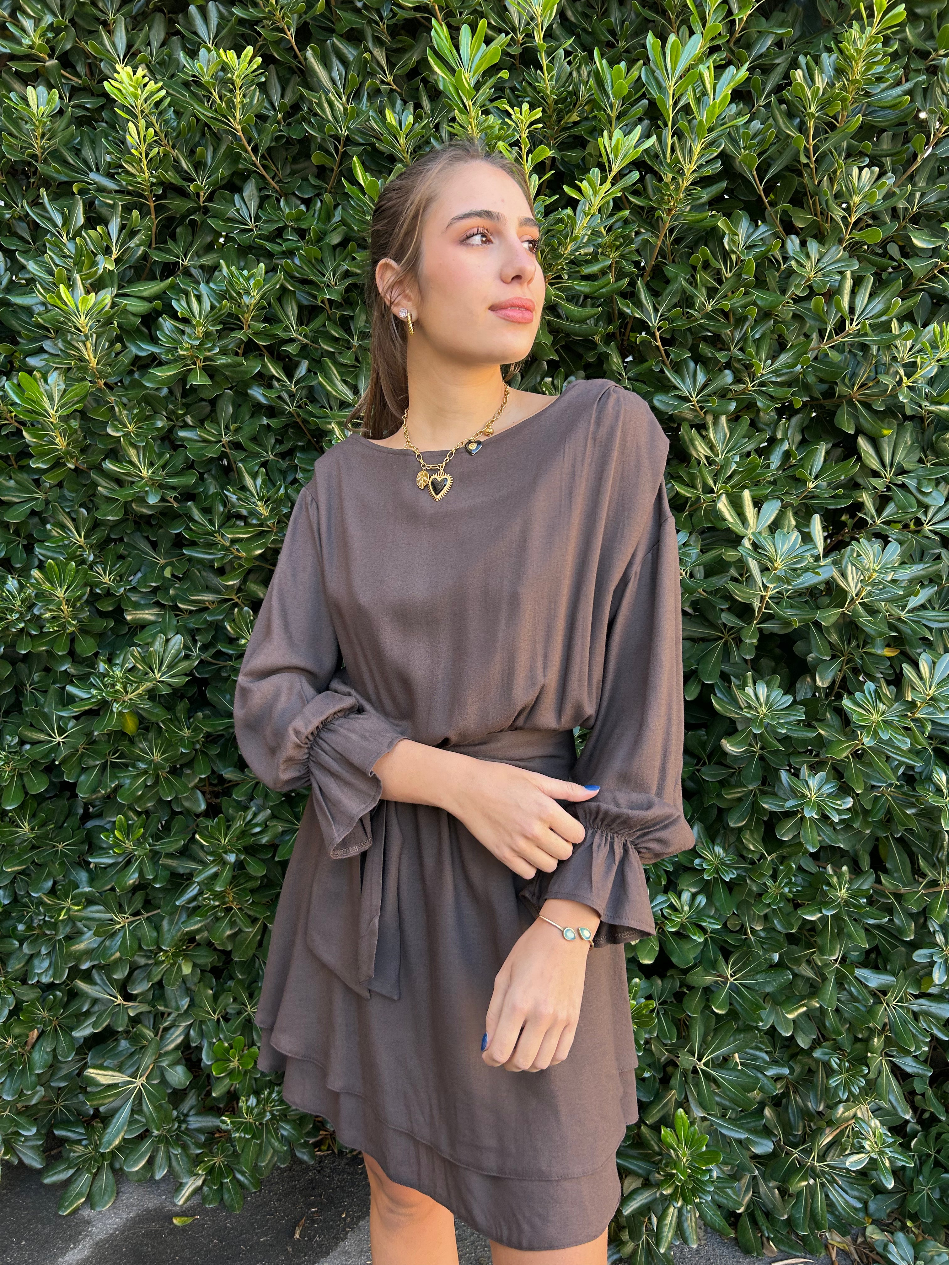 Abito corto con scollo a barca