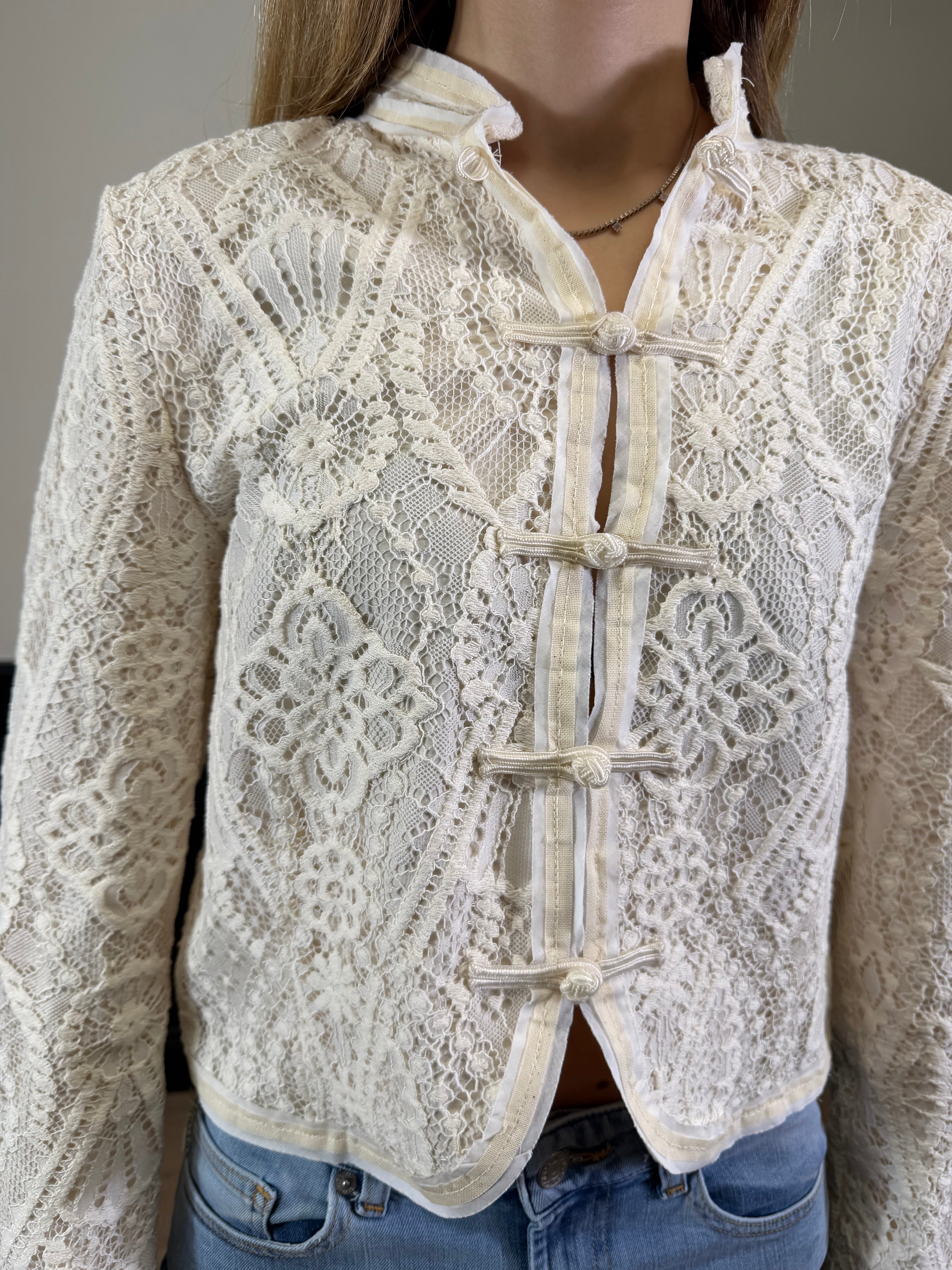 Giacca con alamari e pizzo