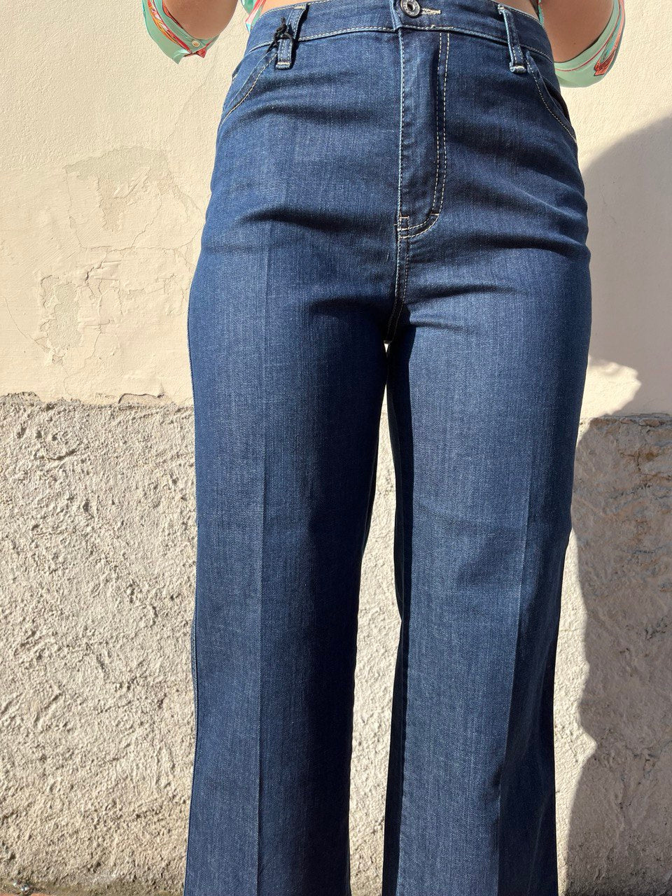Jeans straight con vita regolare e piega stirata