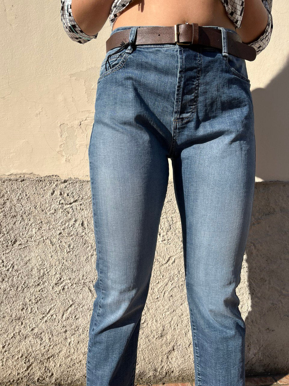 Jeans slim-fit effetto délavé con cintura