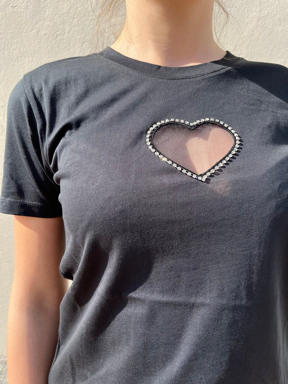 T-shirt con cuore in tulle e strass
