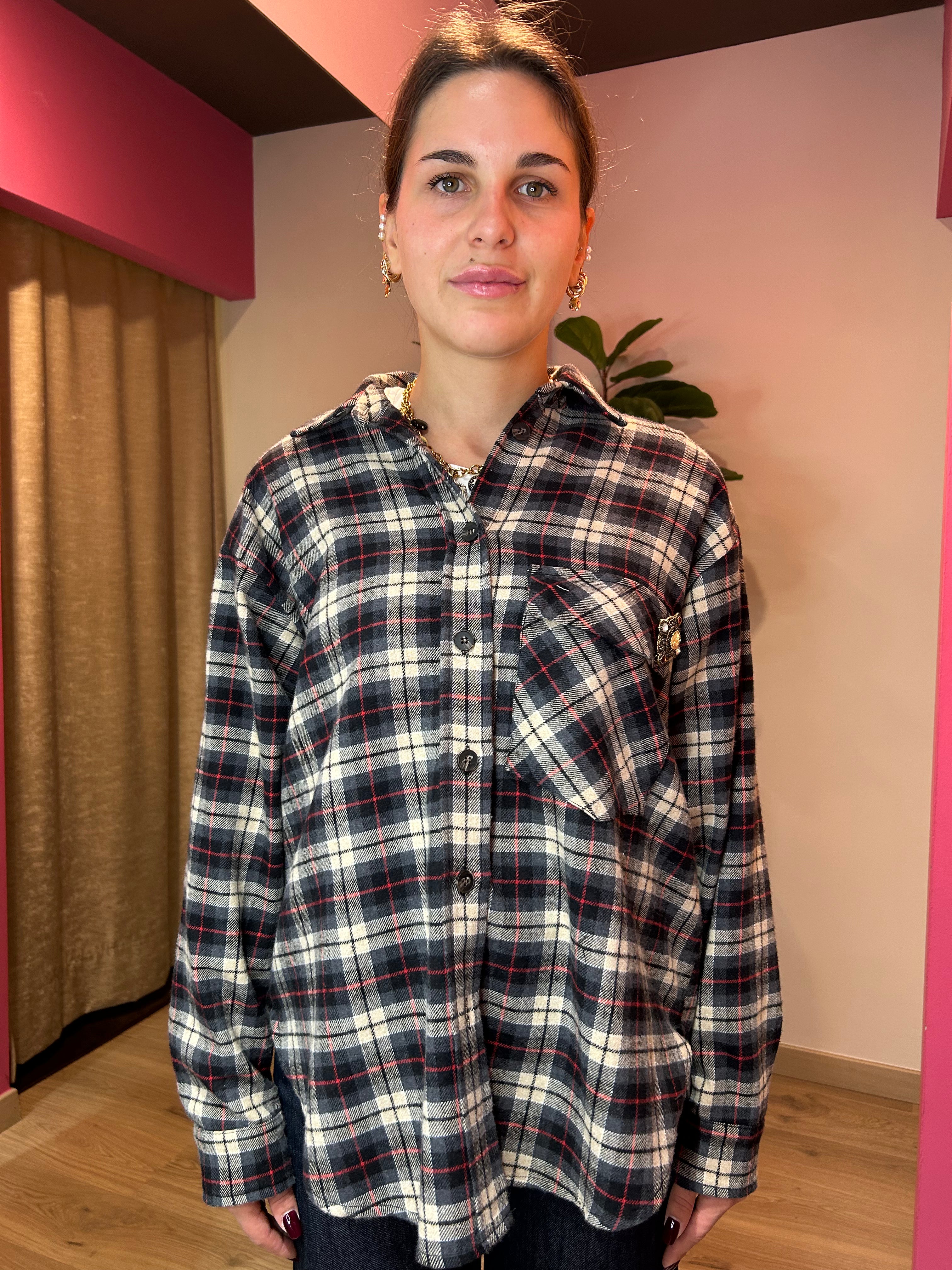 Camicia check con spilla