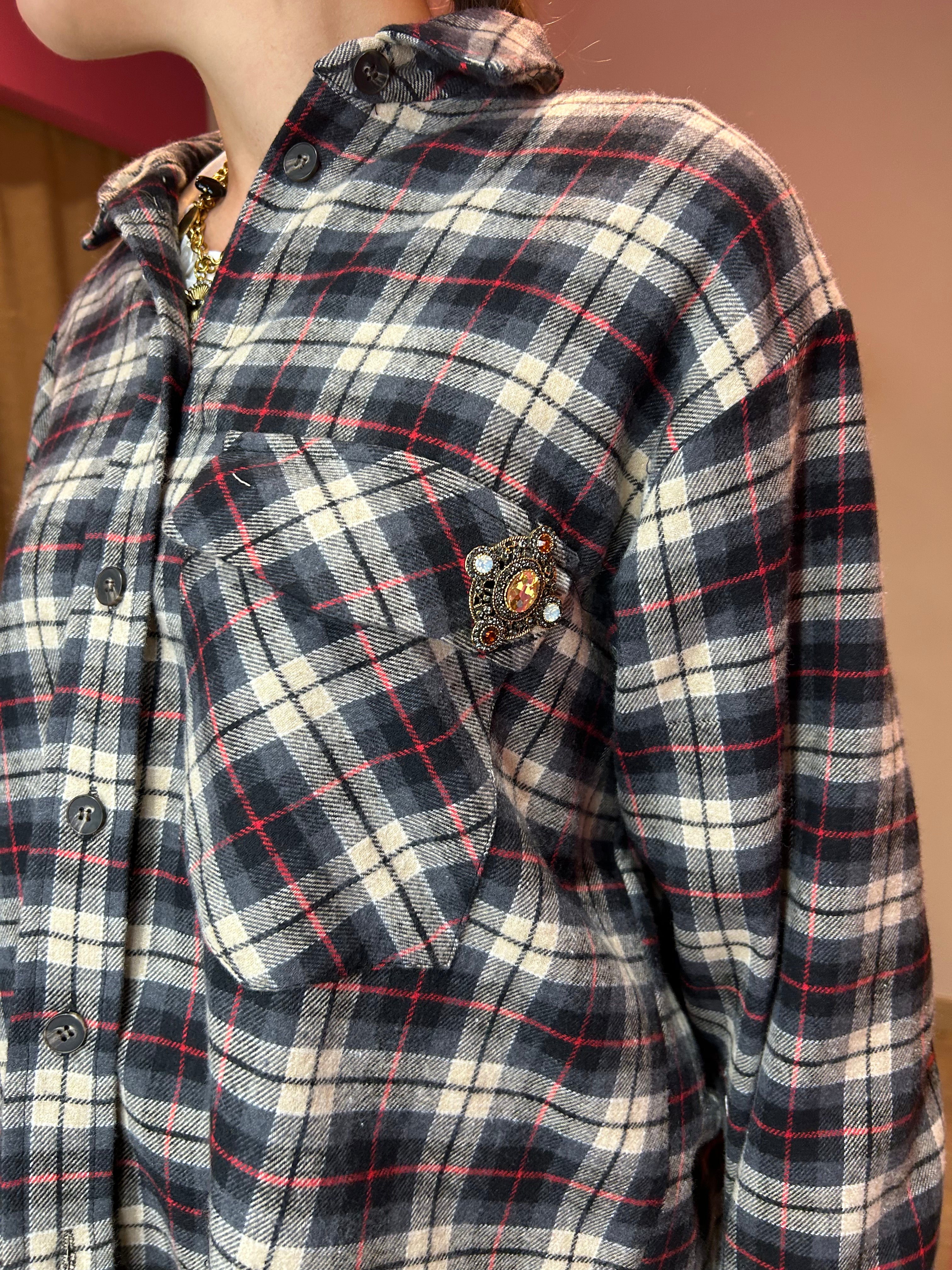 Camicia check con spilla