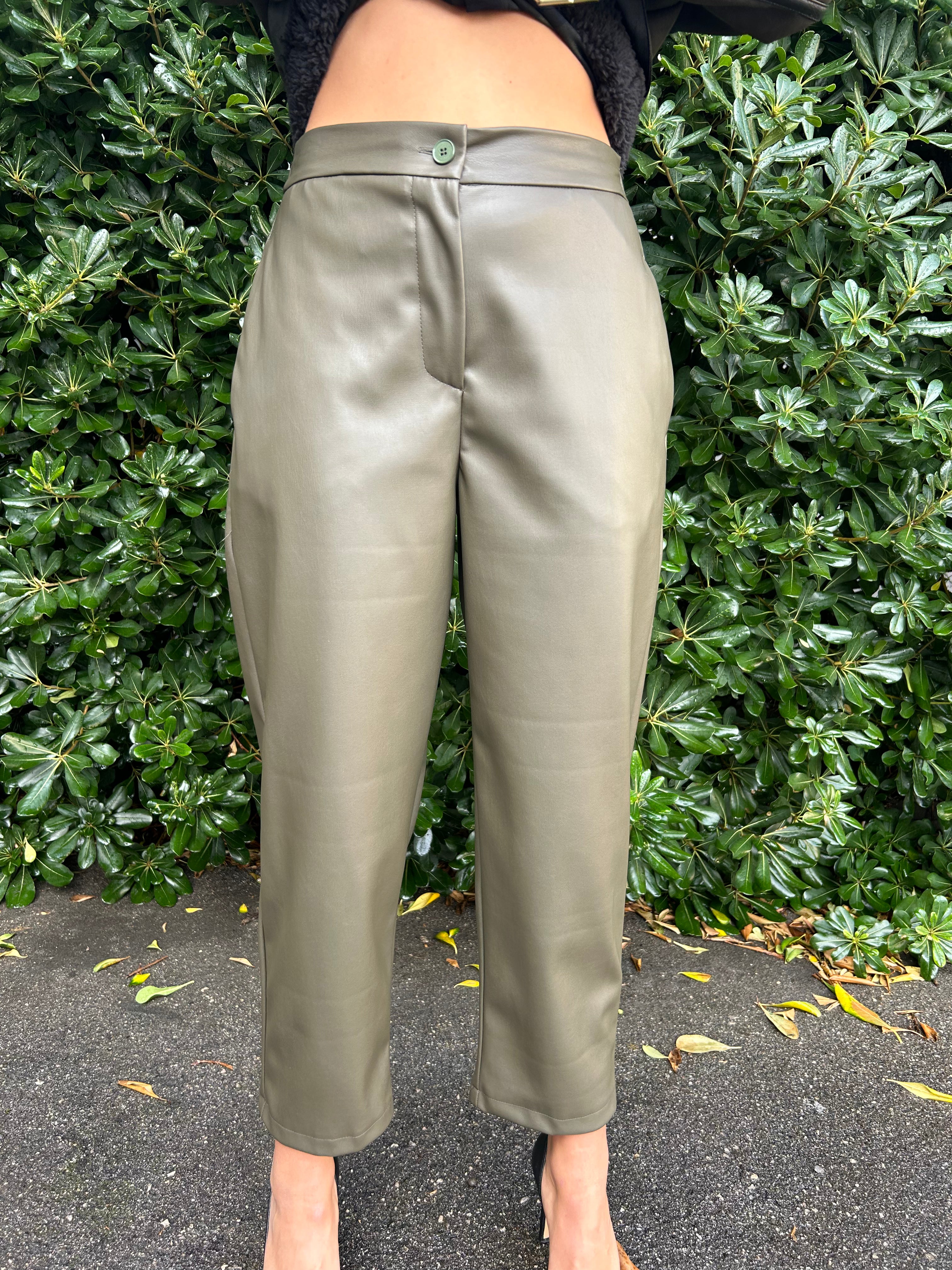 Pantalone ecopelle con elastico dietro