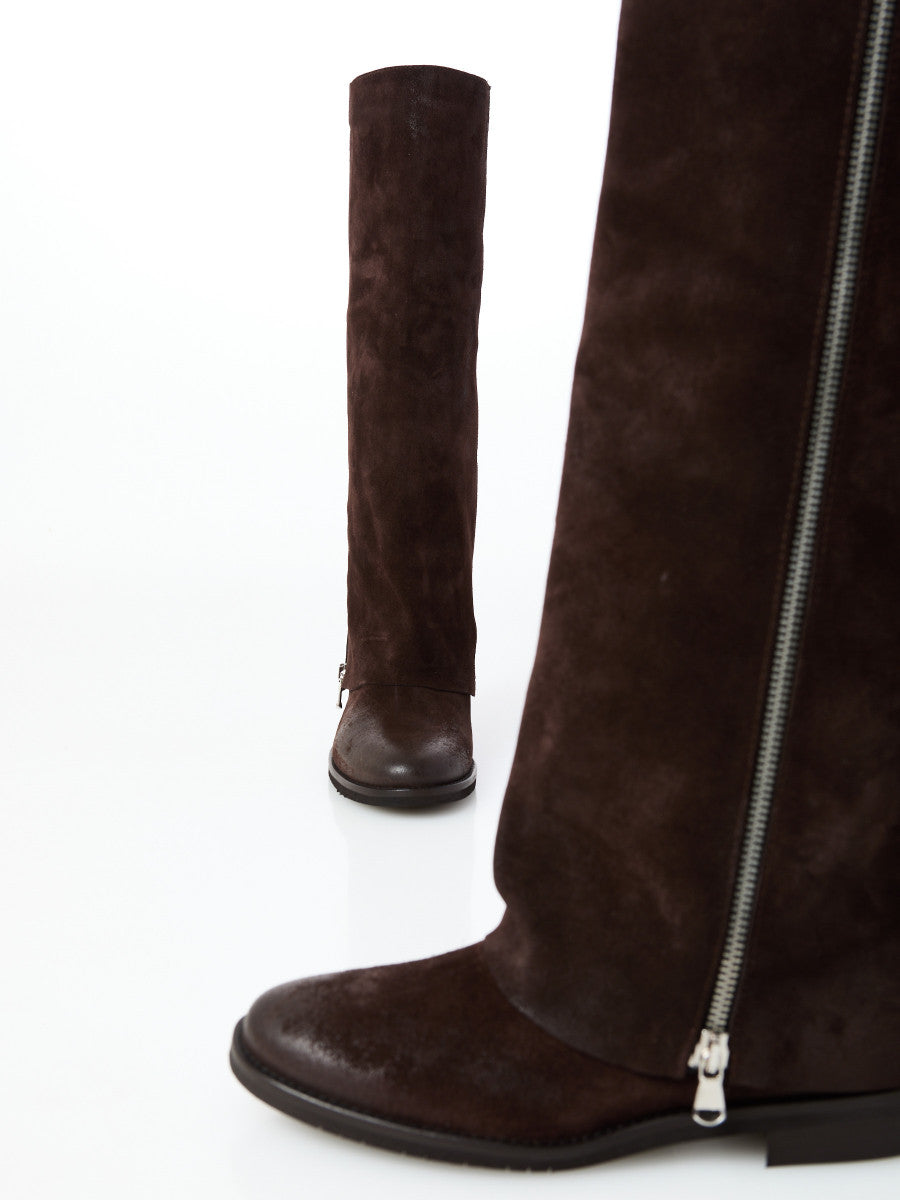 Stivale in camoscio con zeppa interna e zip laterale