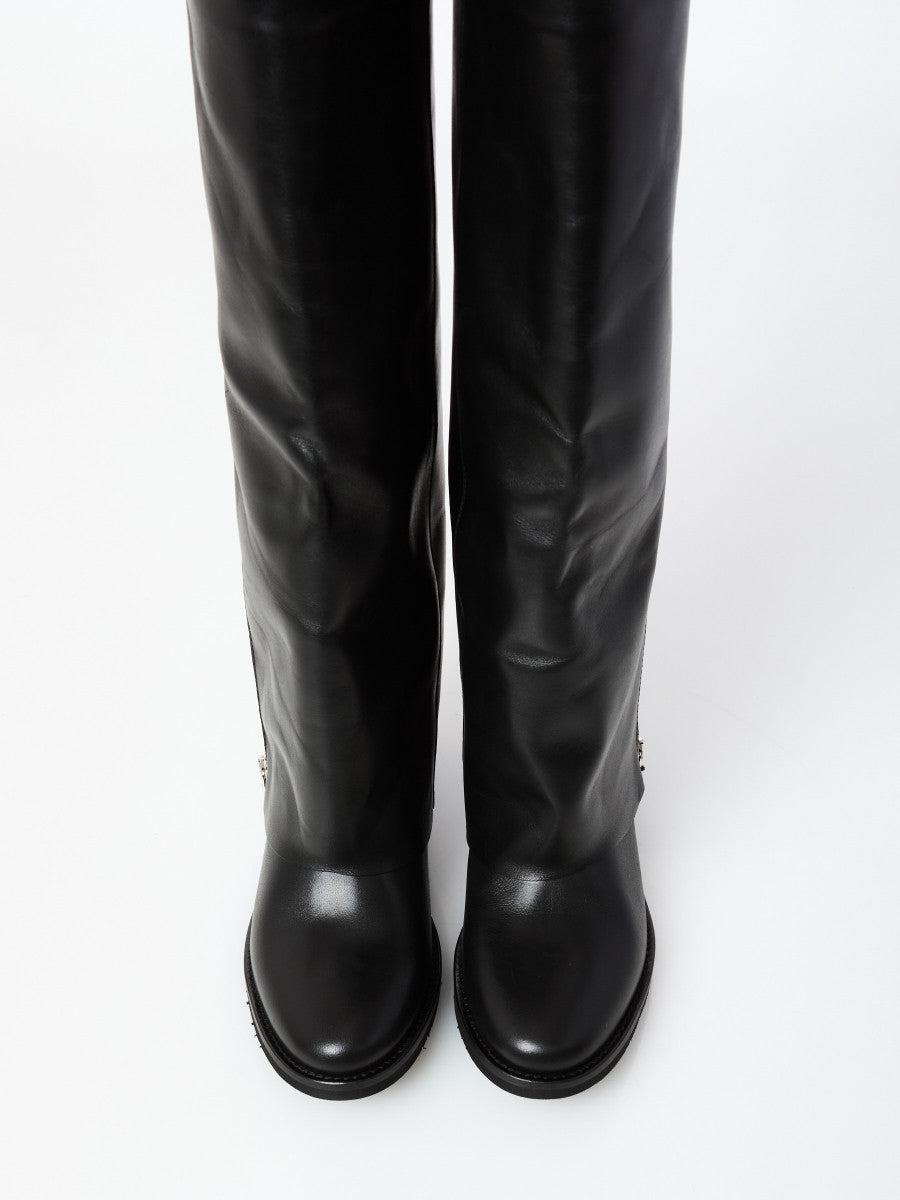 Stivale in pelle con zeppa interna e zip laterale