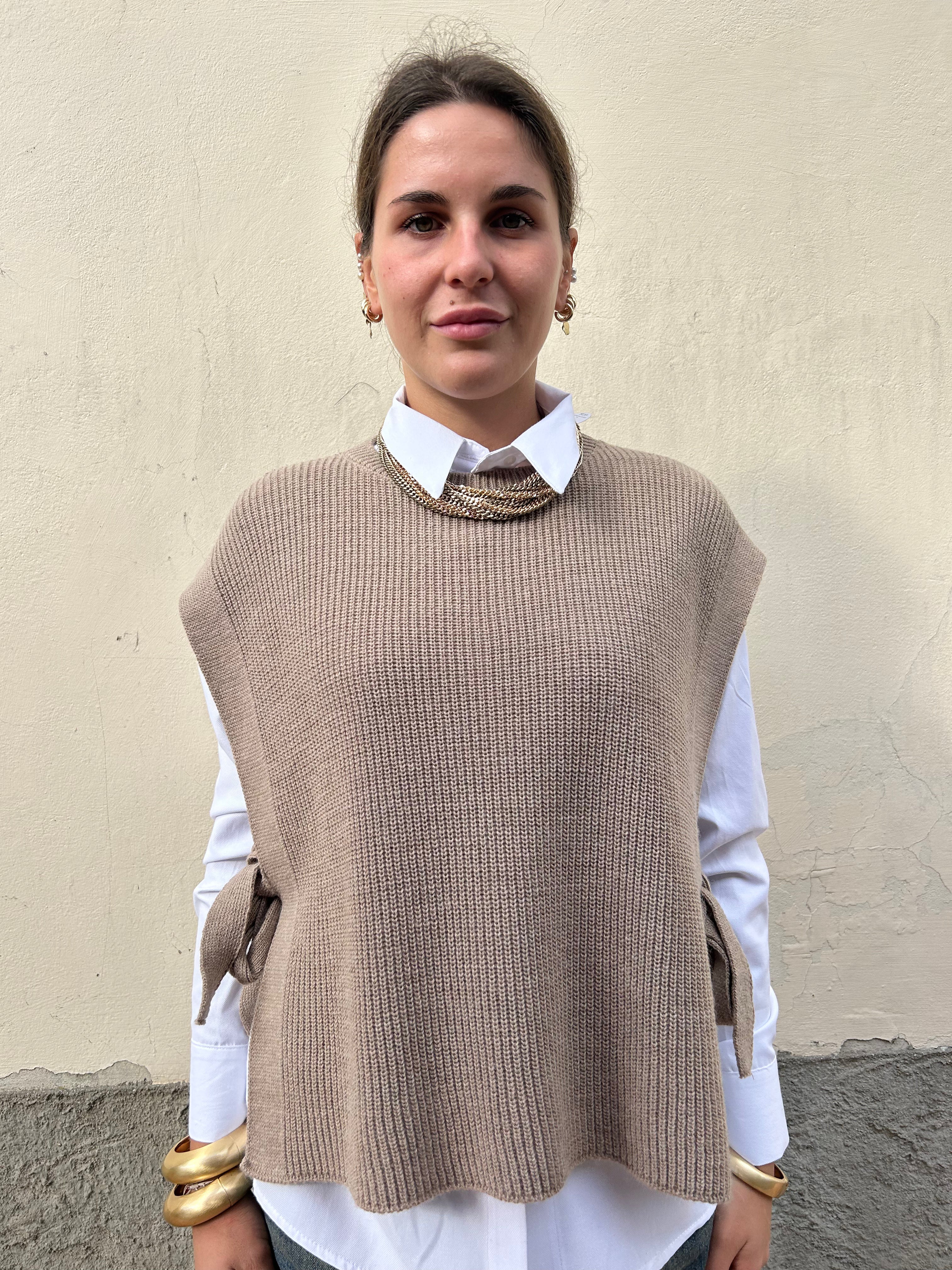 Gilet con fiocchi laterali