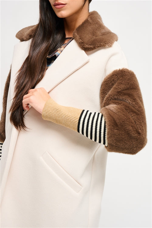 Cappotto oversize con inserti in ecopelliccia