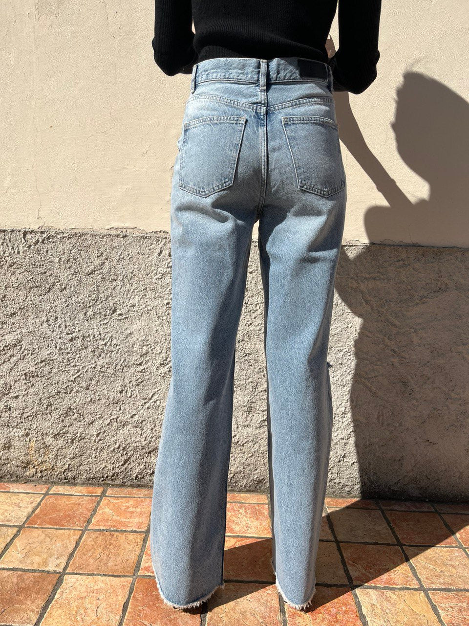 Jeans con rotture e applicazione strass