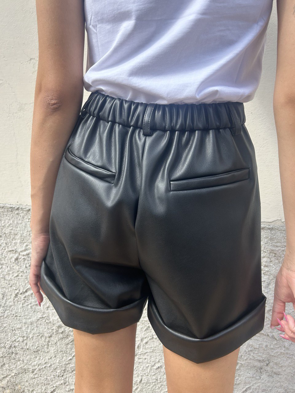 Shorts in ecopelle con risvolta