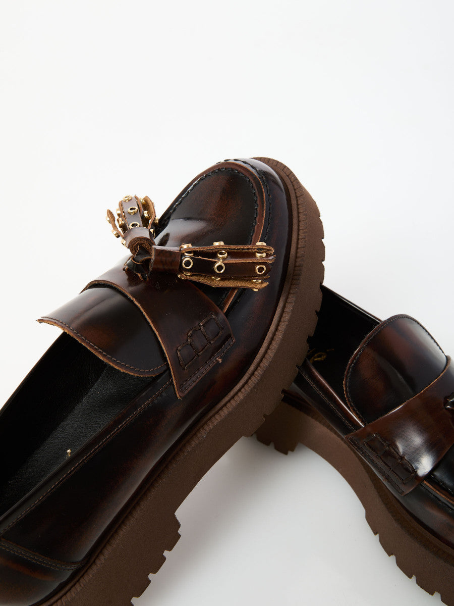 Mocassino marrone con nappe