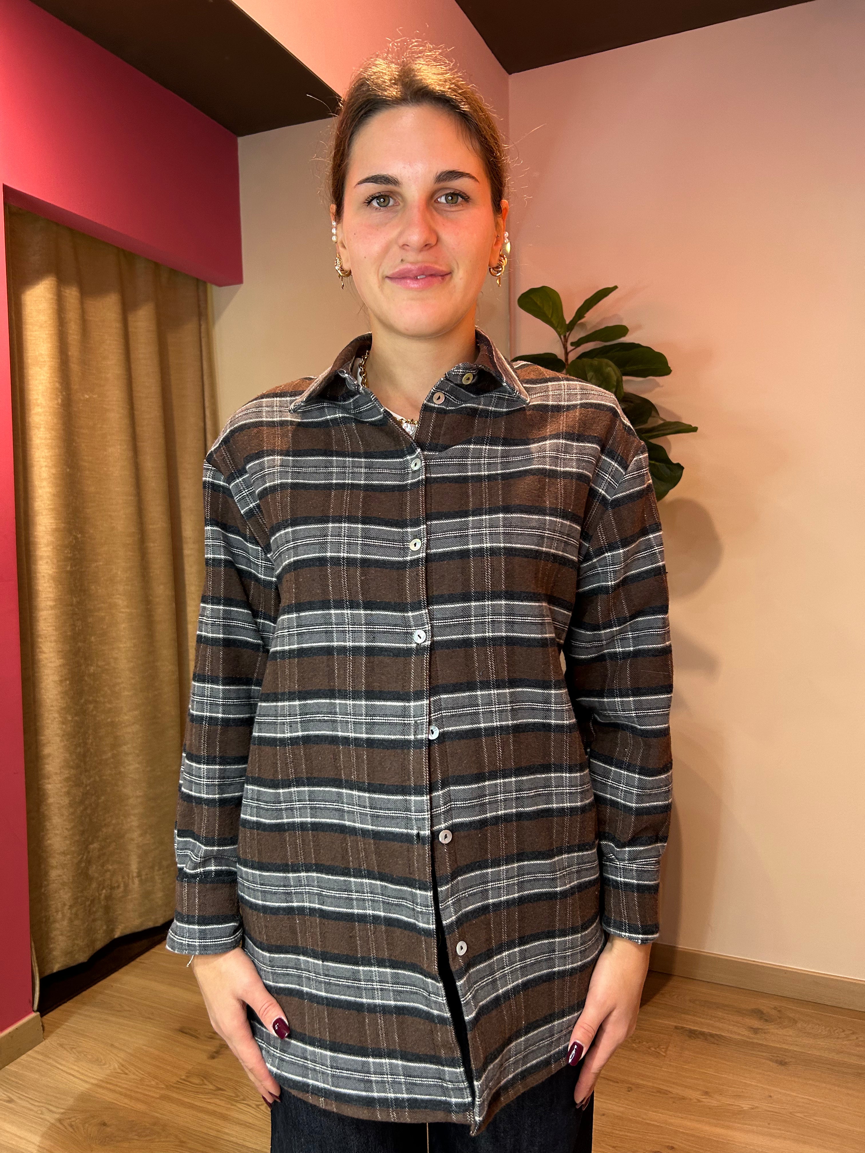 Camicia check marrone con spallina imbottita